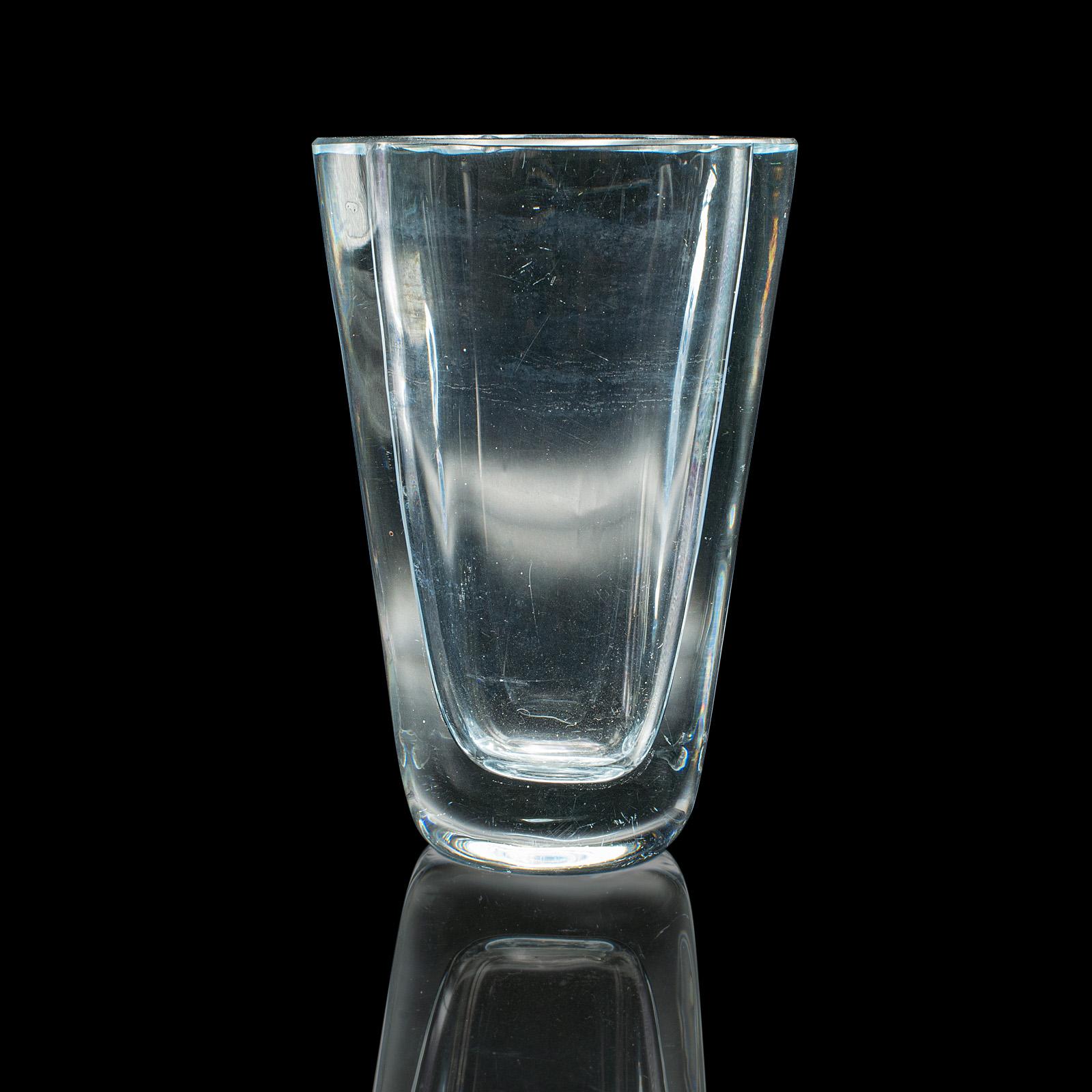 
Il s'agit d'un petit vase à fleurs vintage. Jarre à fleurs en verre d'art suédois, scandinave, de style Art déco, datant du milieu du 20e siècle, vers 1940.

Une forme distinctive, avec un verre d'une épaisseur impressionnante
Présente une patine