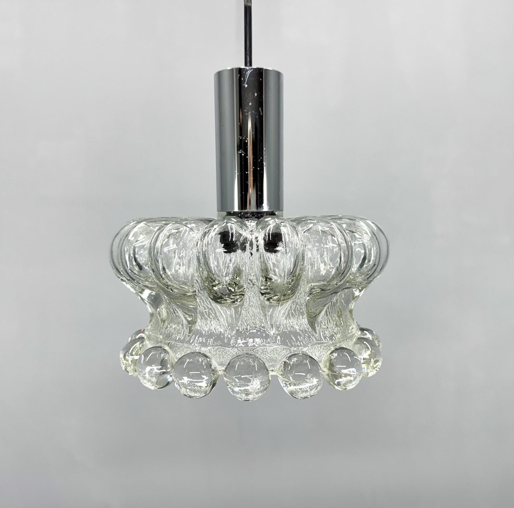 Lampada a sospensione di metà secolo in cromo e vetro pressato spesso. 
Realizzato nell'ex Cecoslovacchia negli anni '70. 
Lampadina: 1 x E27 (E26). Compatibile con il cablaggio degli Stati Uniti.
