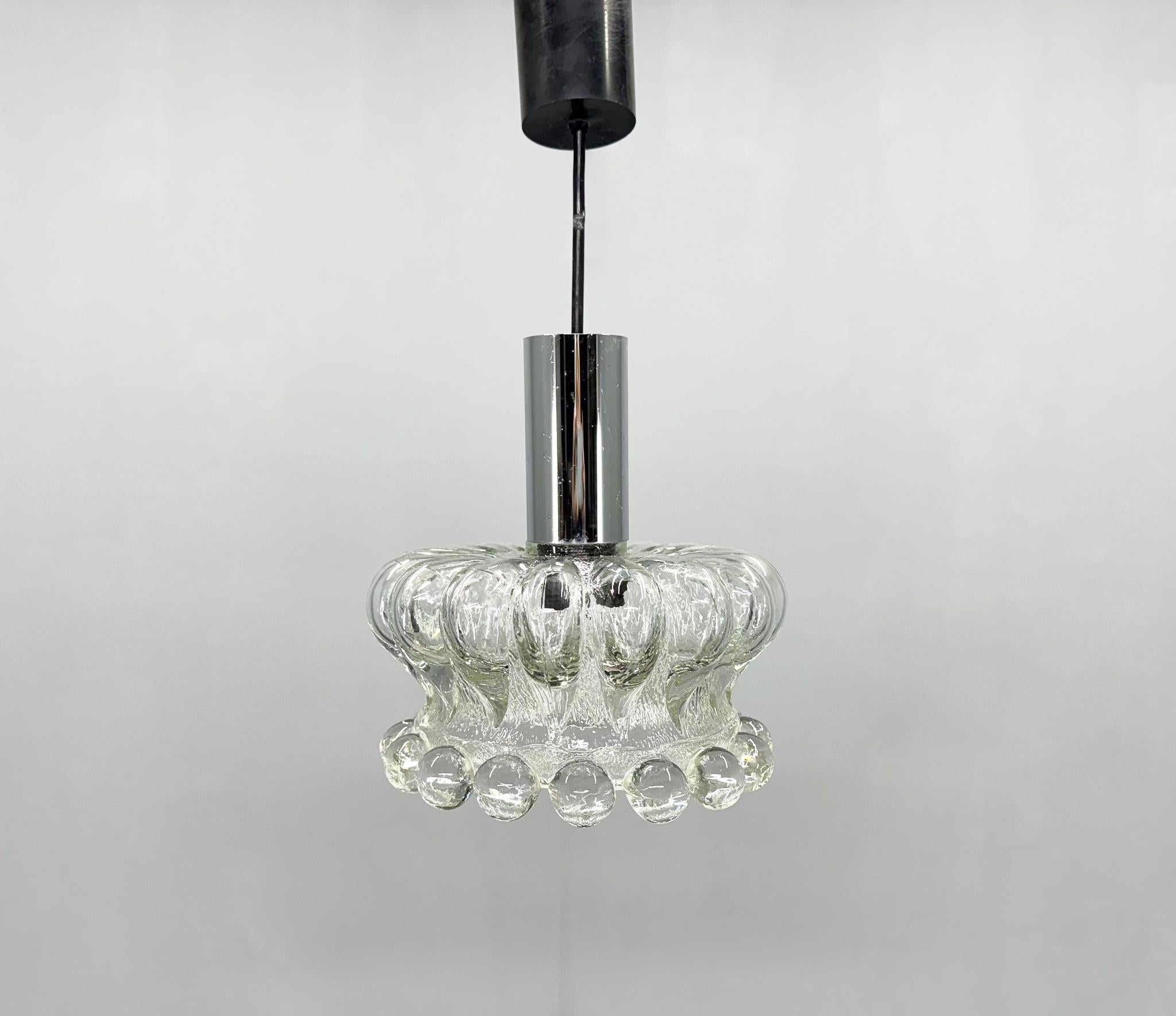 Mid-Century moderno Piccola lampada a sospensione in vetro pressato vintage, Cecoslovacchia in vendita