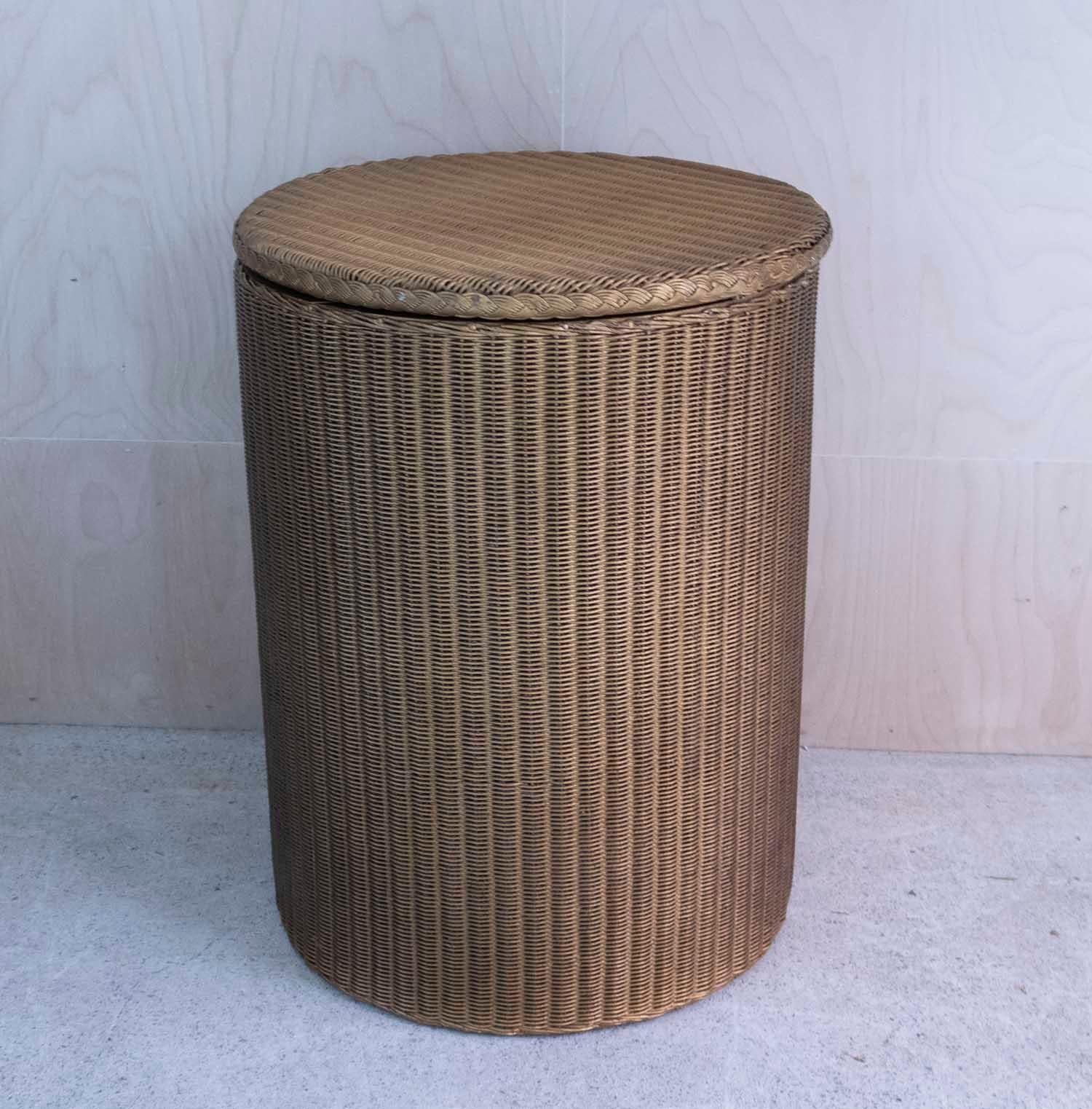 Small gold painted rattan table

Great for a bedside or end of a sofa

Good condition. Original paint.

Makers label of Lloyd Loom, Lusty

Storage inside with a lift up top











