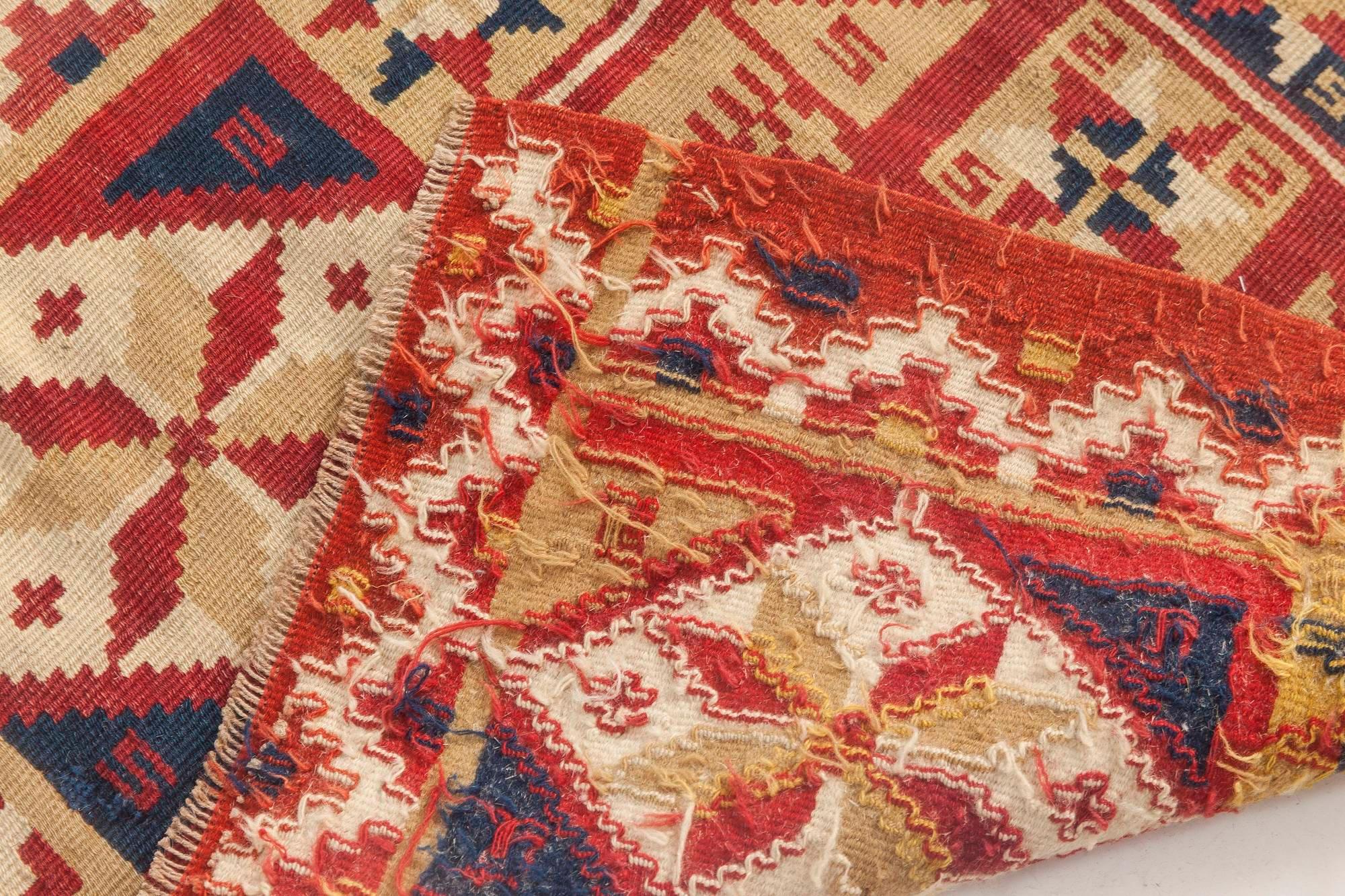 Noué à la main Petit tapis suédois vintage rouge bleu tissé à plat en vente