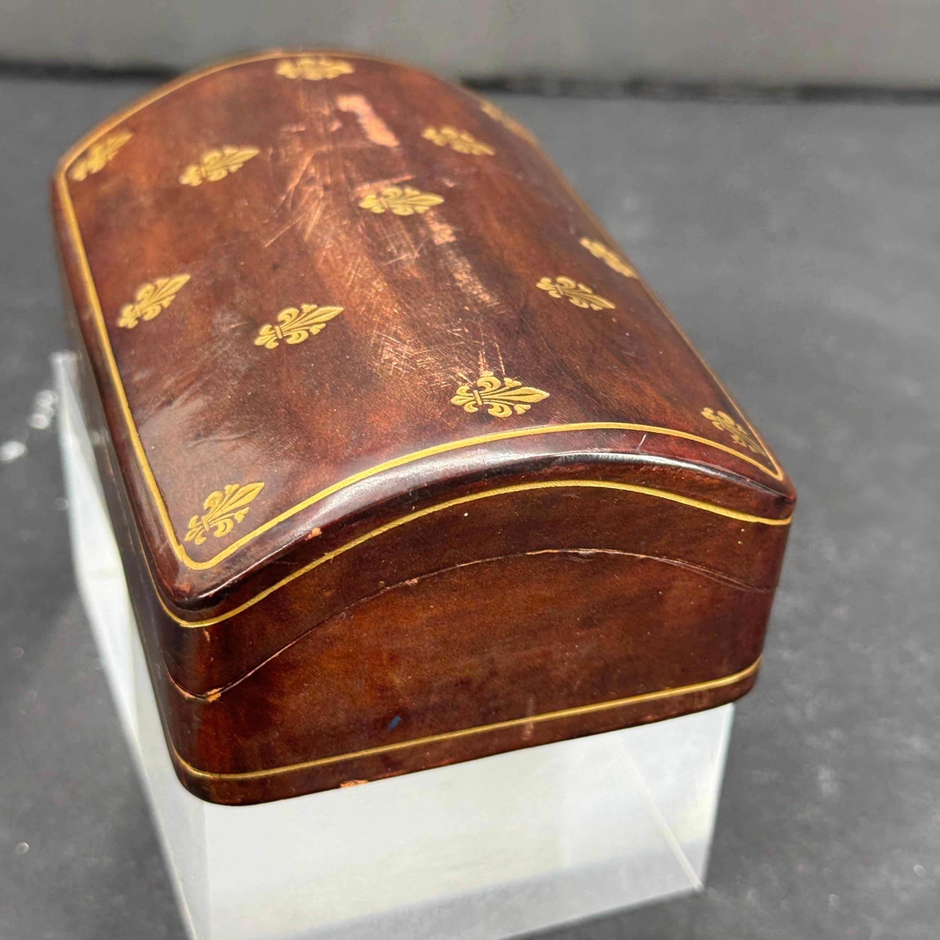 Small Vintage Red Leather Jewelry Box Fleur-De-Lis, Italy For Sale 5
