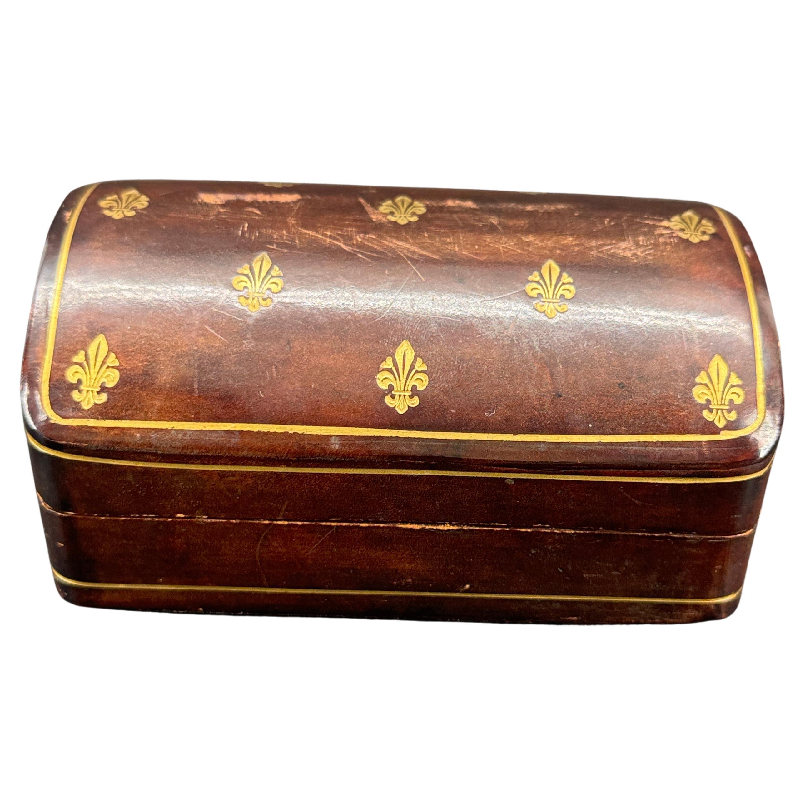 Charming Mid-Century Italian hand crafted box in red leather and gold embossed with fleur-de-lis decoration. This box can be used to store your favorite pieces of jewelry as well a stand alone piece on a coffee table as decoration. Stamped Made in