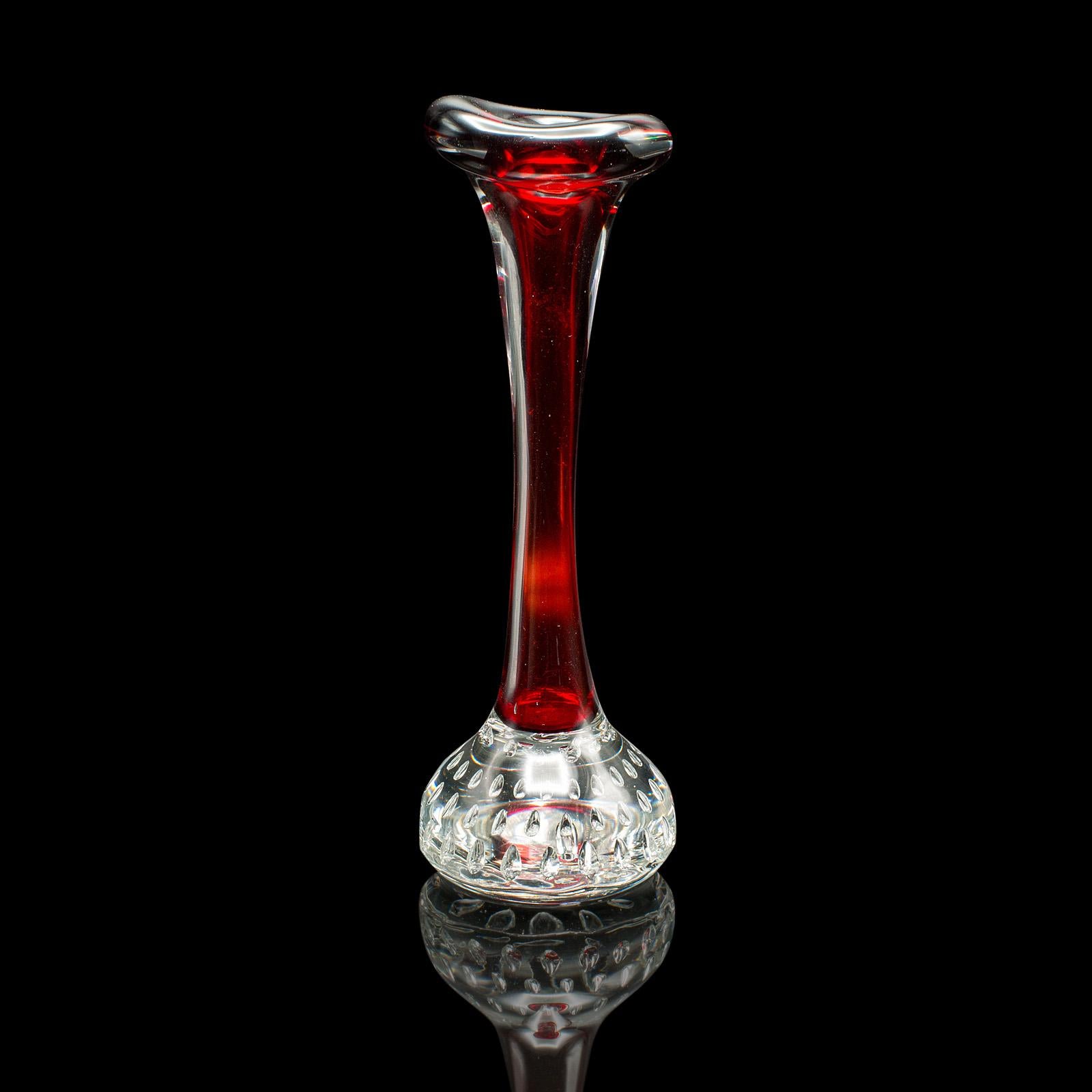
Questo è un piccolo vaso vintage scandinavo. Un manicotto floreale danese in vetro artistico risalente alla fine del XX secolo, circa 1970.

Affascinante esemplare rosso del vaso Holmegaard Solifleur
Mostra una patina invecchiata e in buono stato