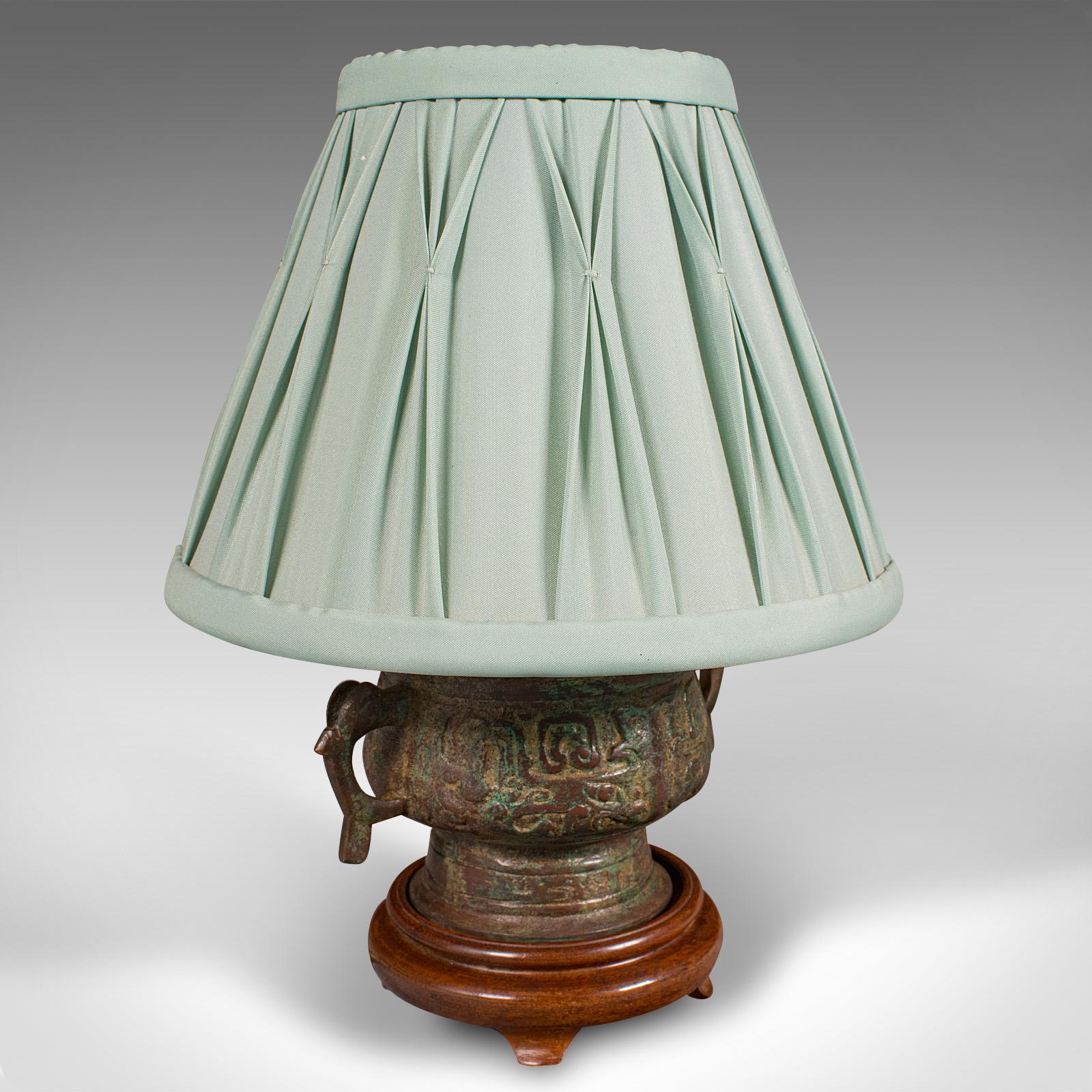 
Il s'agit d'une petite lampe d'appoint vintage. Lampe de bureau ou de table chinoise, en bronze et acajou, datant de la fin du XXe siècle, vers 1970.

D'une finition attrayante et de petites proportions, idéal pour la table d'appoint
Présente une