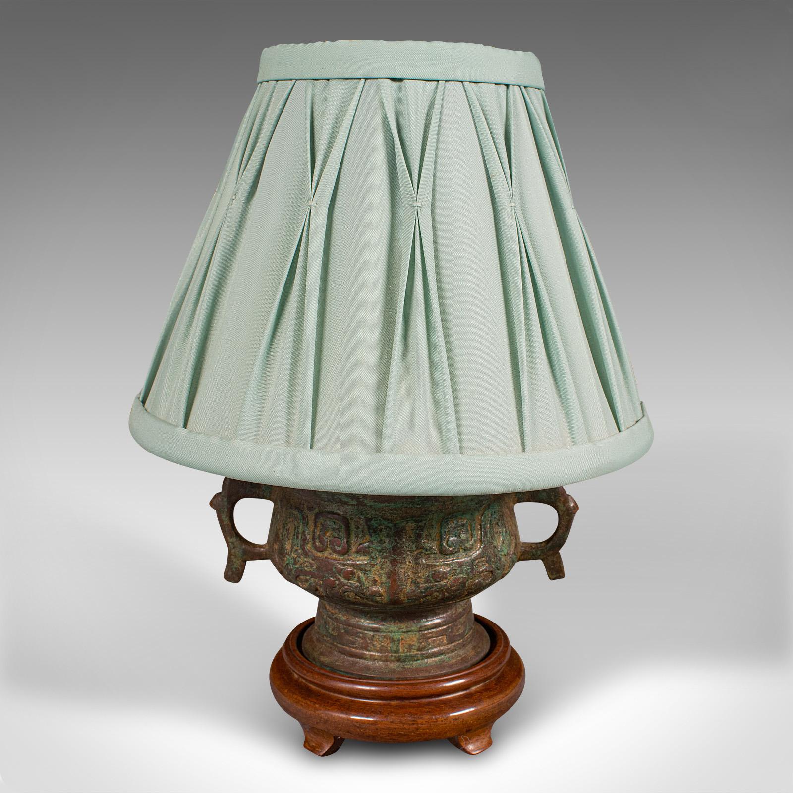 Mid-Century Modern Petite lampe d'appoint vintage chinoise, bronze, bureau, lampe de table, décoration, vers 1970 en vente