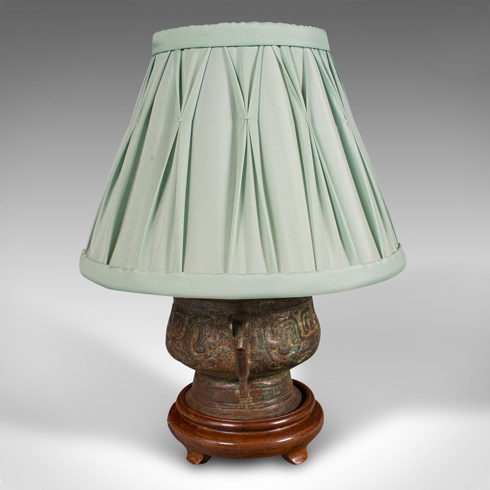 Chinois Petite lampe d'appoint vintage chinoise, bronze, bureau, lampe de table, décoration, vers 1970 en vente