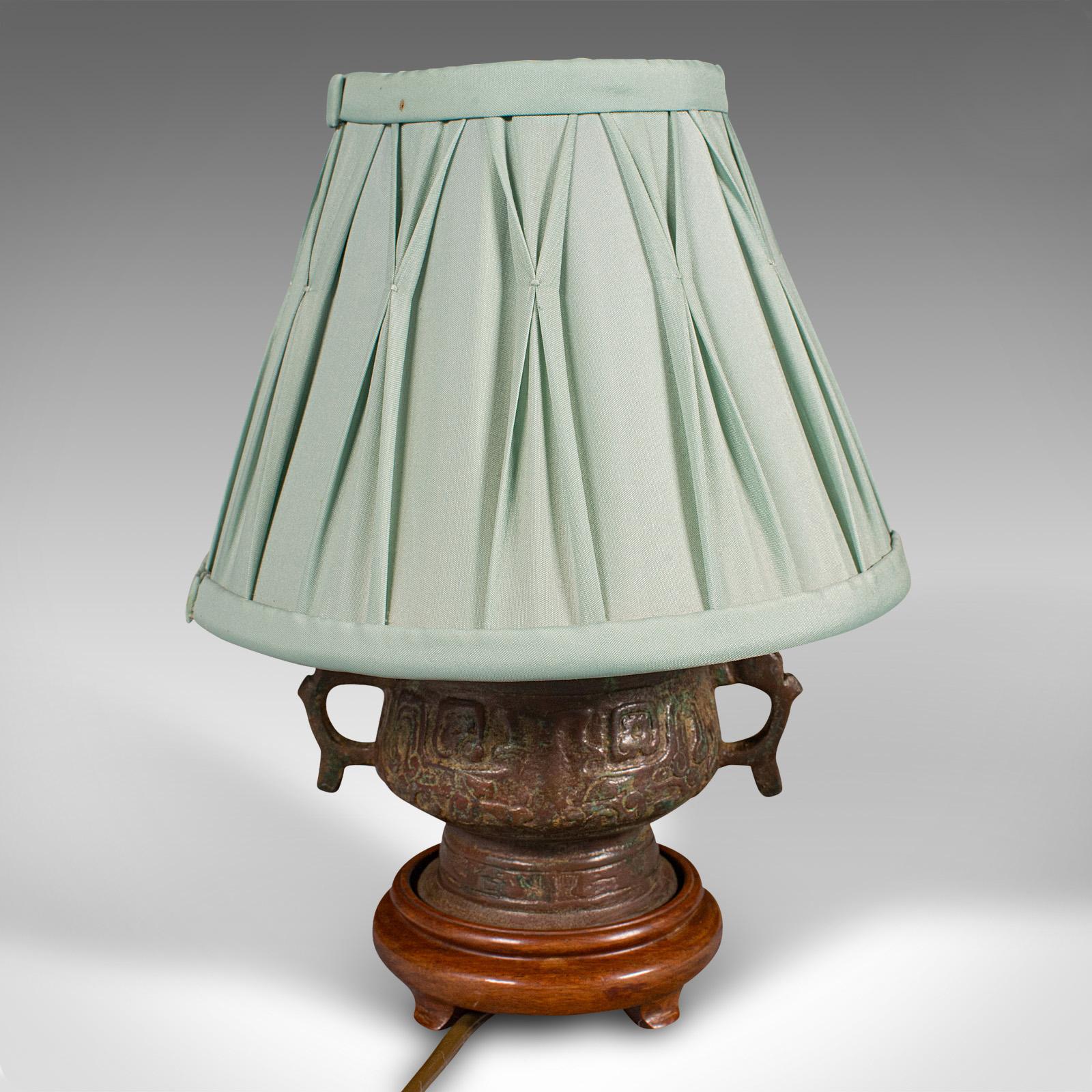 Petite lampe d'appoint vintage chinoise, bronze, bureau, lampe de table, décoration, vers 1970 Bon état - En vente à Hele, Devon, GB