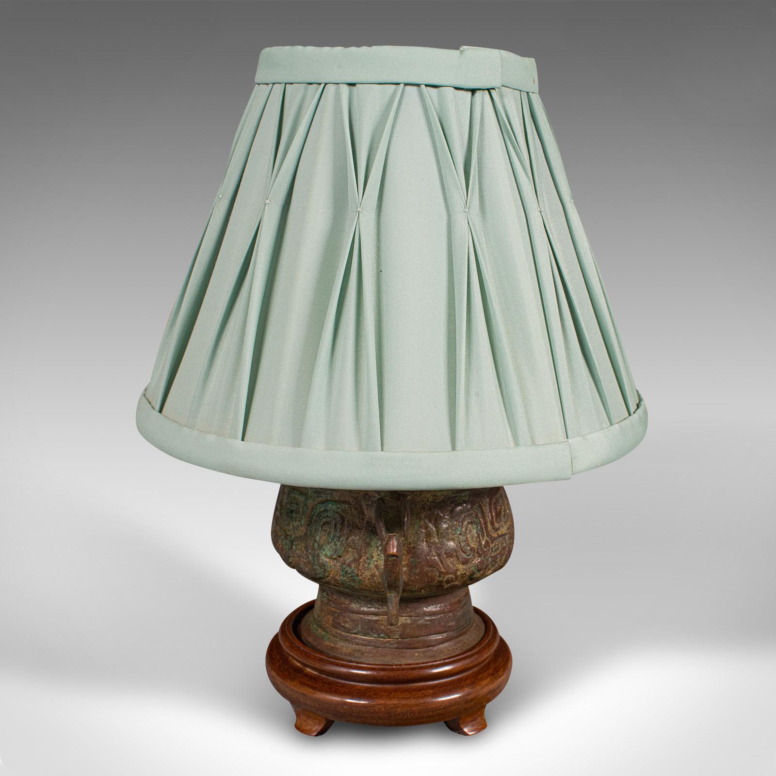 Kleine Vintage-Beistellleuchte, chinesisch, Bronze, Schreibtisch, Tischleuchte, Dekor, um 1970 (20. Jahrhundert) im Angebot