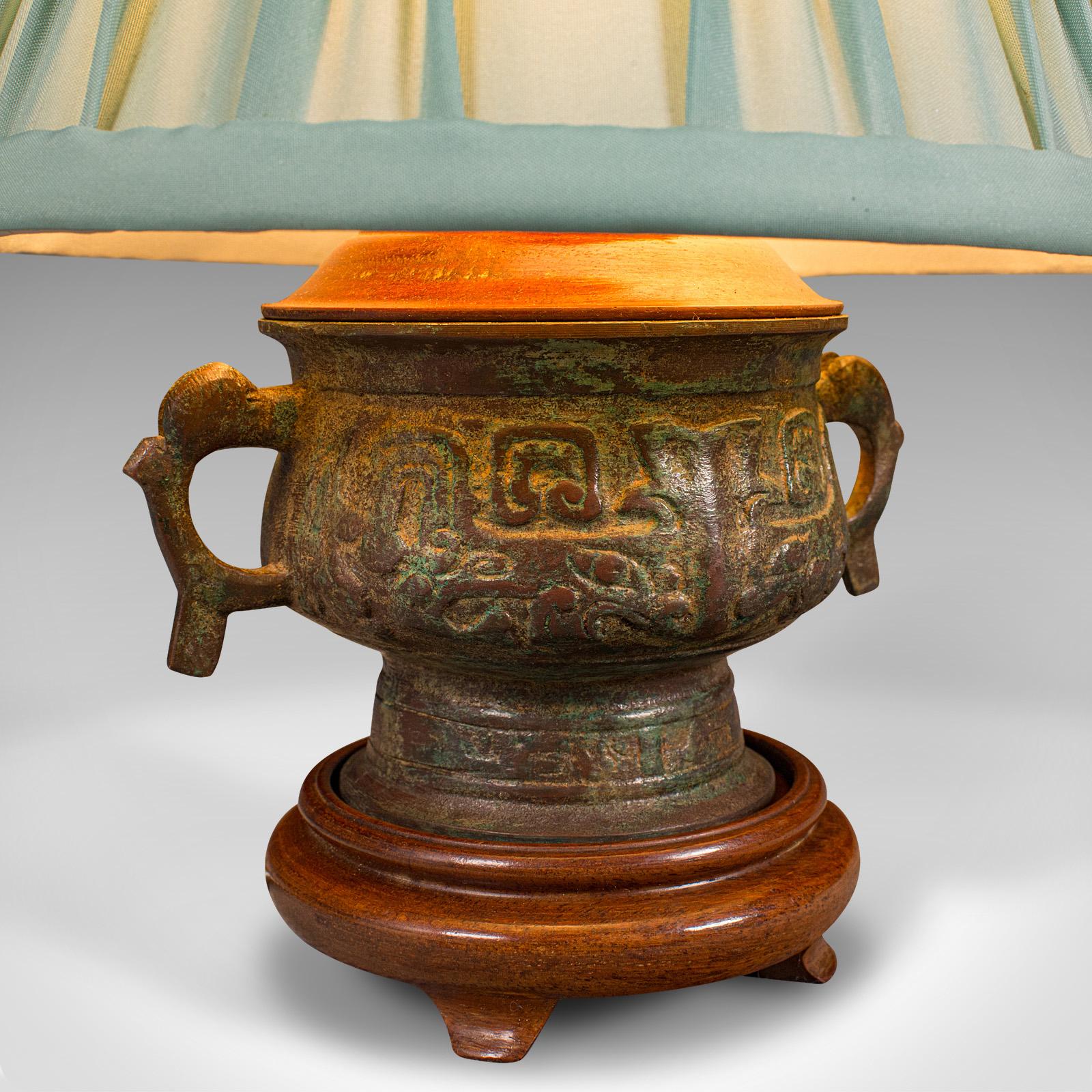 Kleine Vintage-Beistellleuchte, chinesisch, Bronze, Schreibtisch, Tischleuchte, Dekor, um 1970 im Angebot 1
