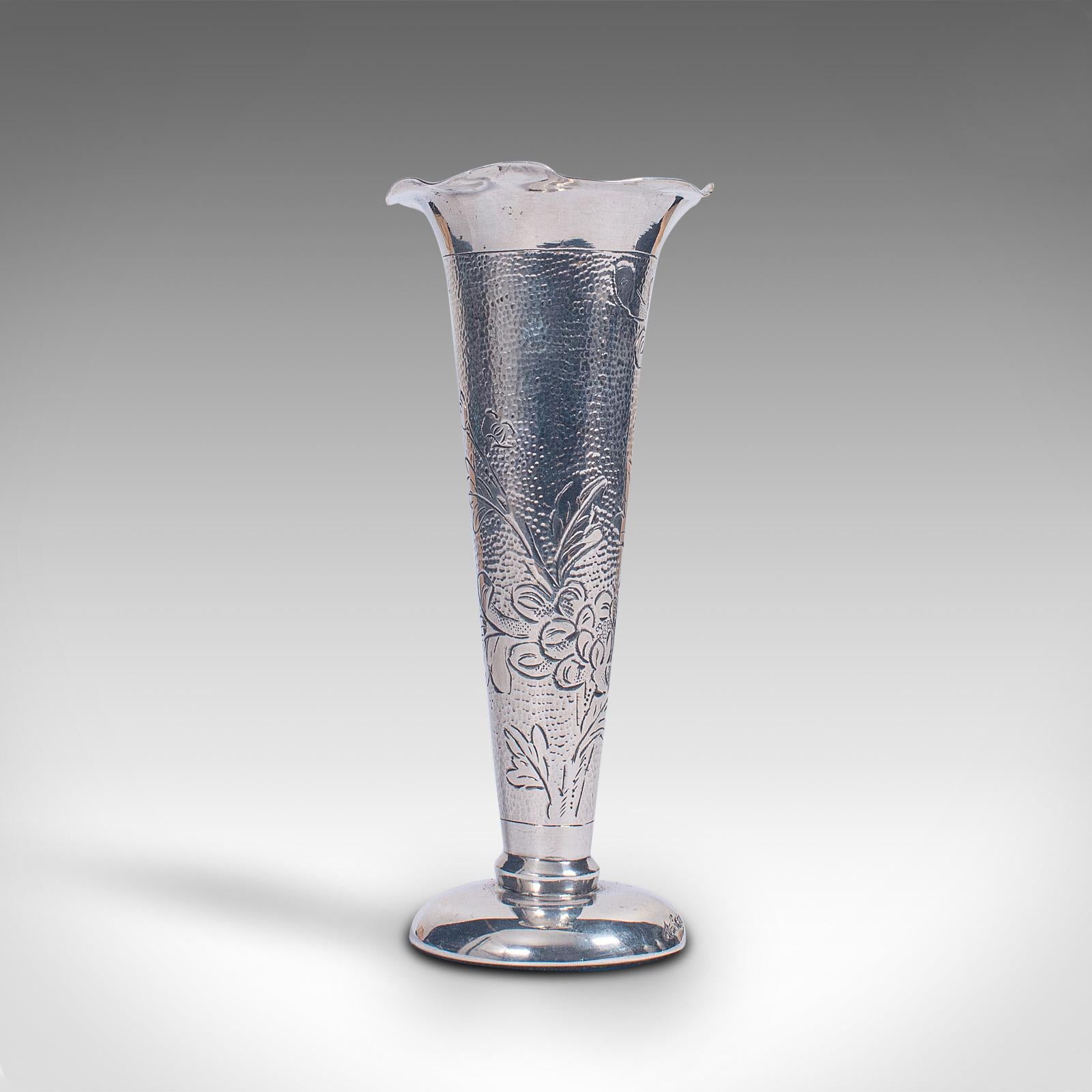 This is a small vintage single stem vase. A Chinese, sterling silver decorative posy flute, dating to the mid 20th century, circa 1960.

Charmingly compact stem vase with appealing detail
Displays a desirable aged patina and in good