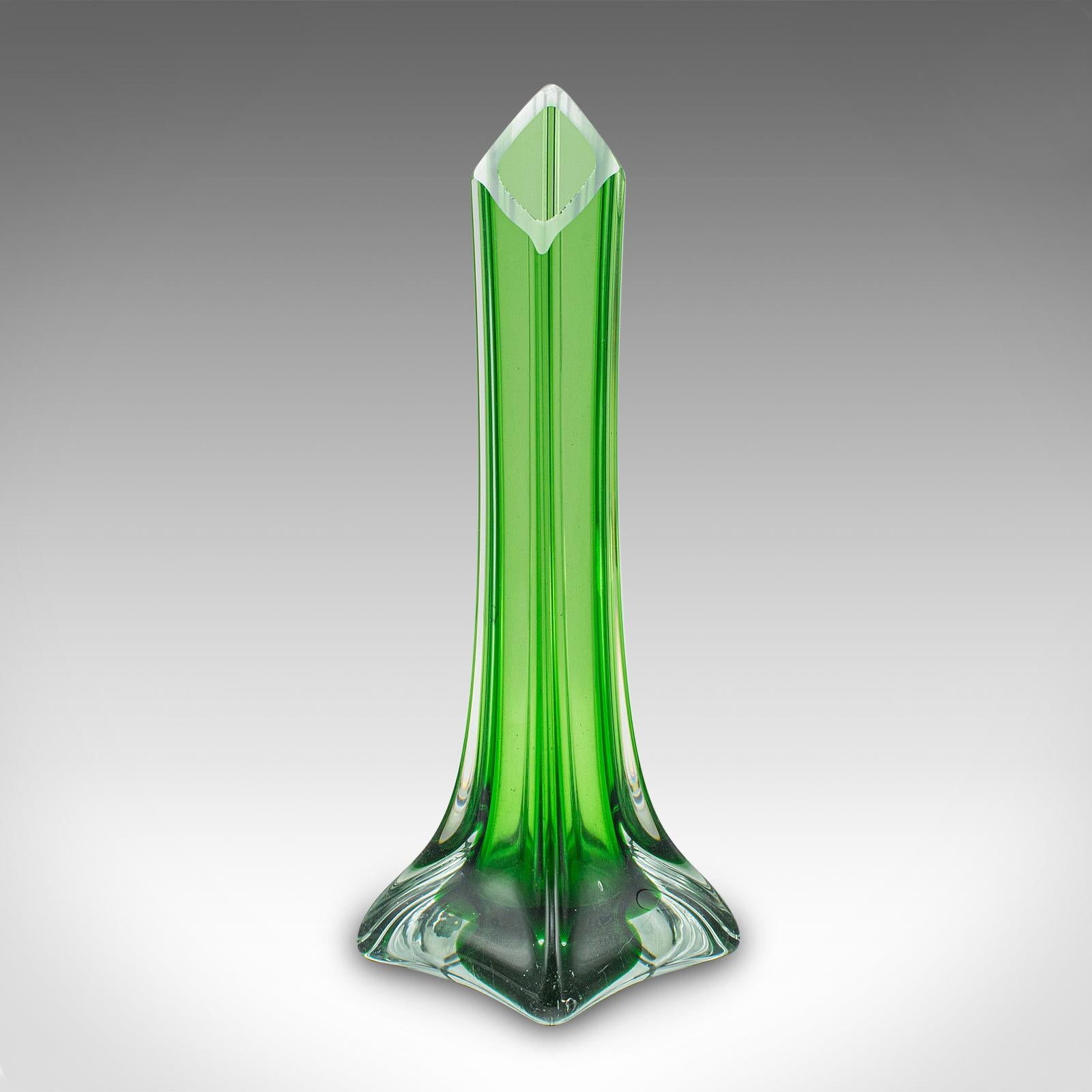 Dies ist eine kleine Vintage Vase mit einem Stiel. Eine skandinavische Kunstglas-Sträußchenhülle aus der Mitte des 20. Jahrhunderts, ca. 1960.

Attraktive spitz zulaufende Form mit hervorragender Farbe
Zeigt eine wünschenswerte gealterte Patina