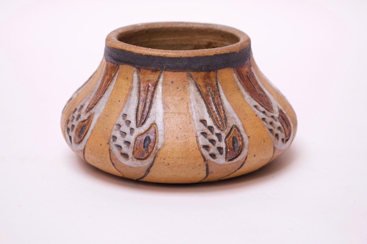 Mid-Century Modern Petit vase vintage en grès Studio en ocre avec décoration en sgraffite en vente