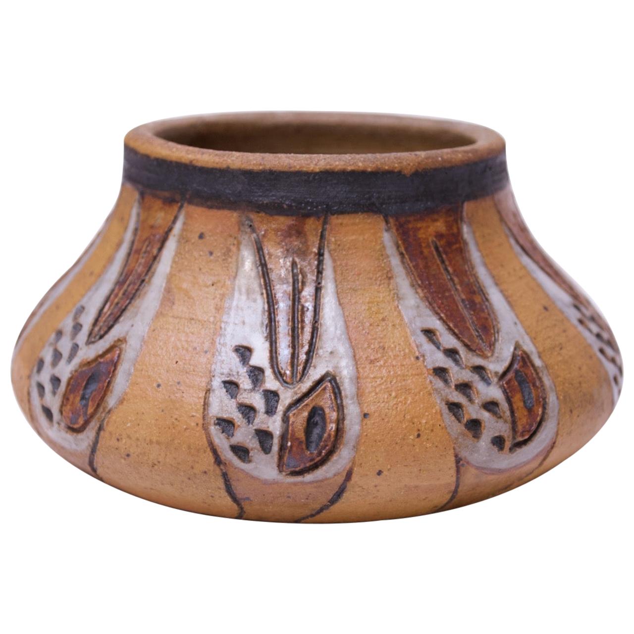 Vase aus Steingut im Vintage-Stil von Studio in Ocker mit Sgraffito-Dekoration im Angebot