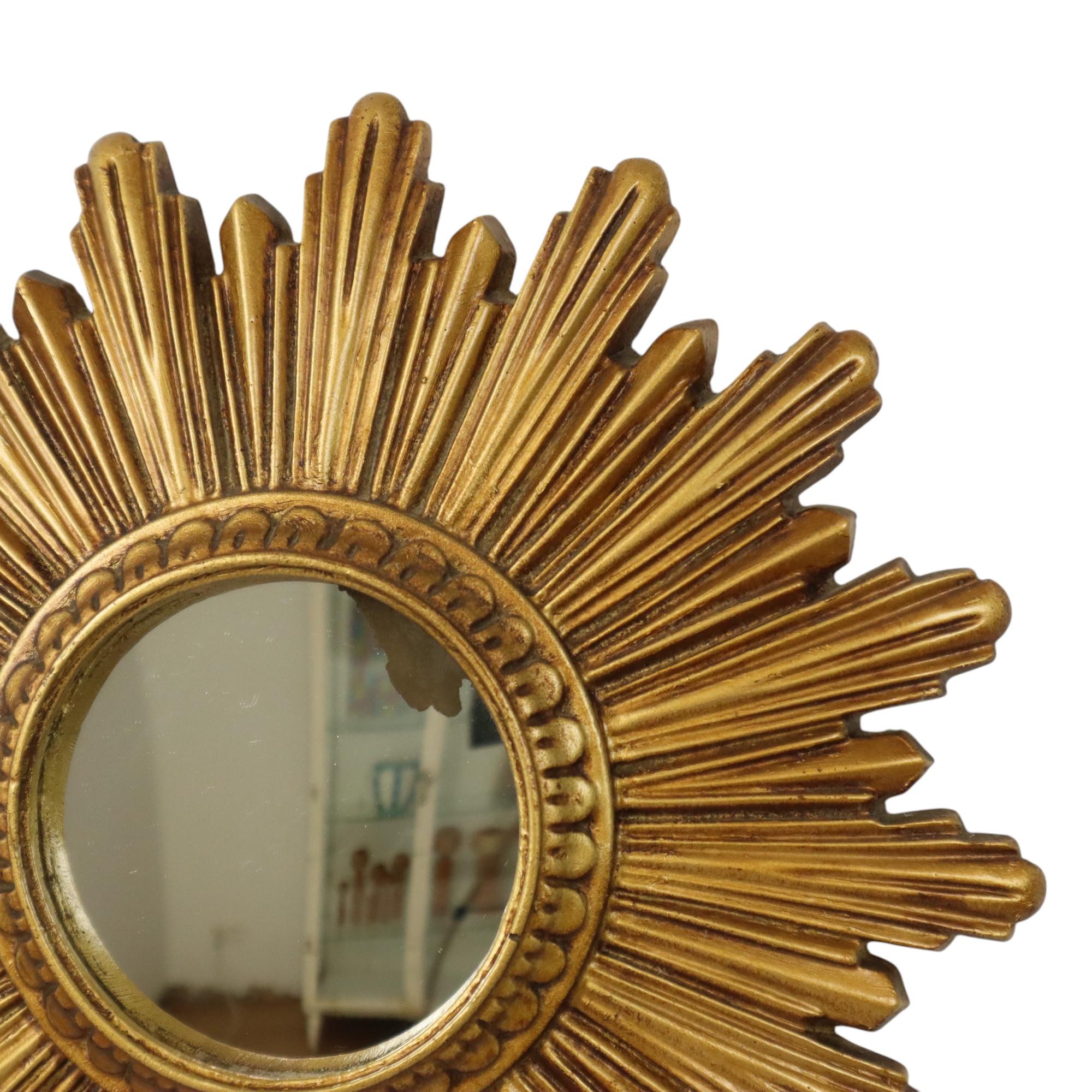 Kleine Vintage Sun Spiegel Sunburst Spiegel Harz 25cm im Zustand „Gut“ im Angebot in Poperinge, BE