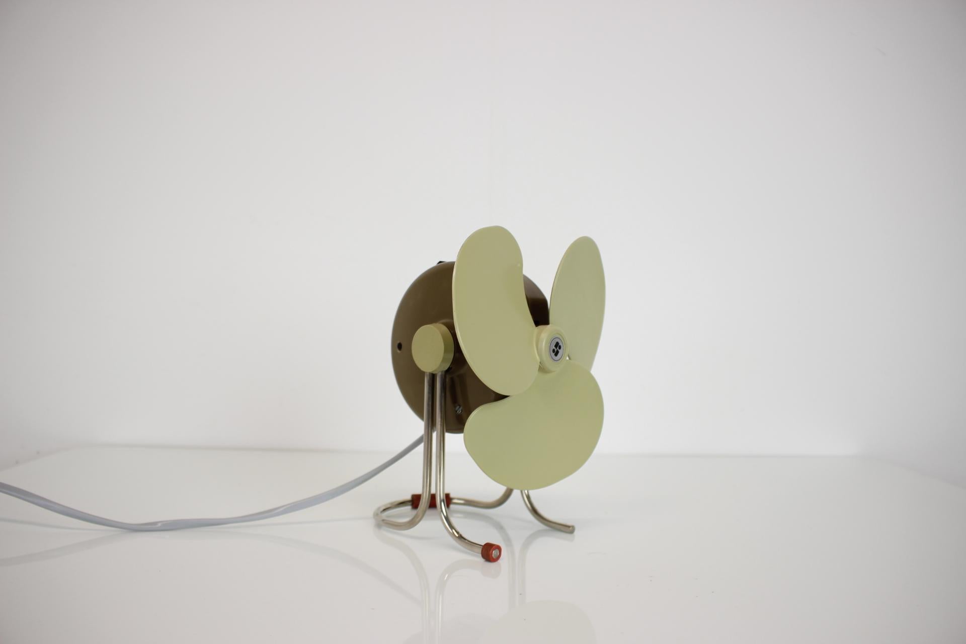 Pequeño ventilador de mesa diseñado por Josef Pokorný en la década de 1950.
De plástico y metal, fabricado en la empresa Strojsmalt n.p. de Checoslovaquia.
El ventilador tiene dos velocidades.
En estado original, repulido, limpio, totalmente