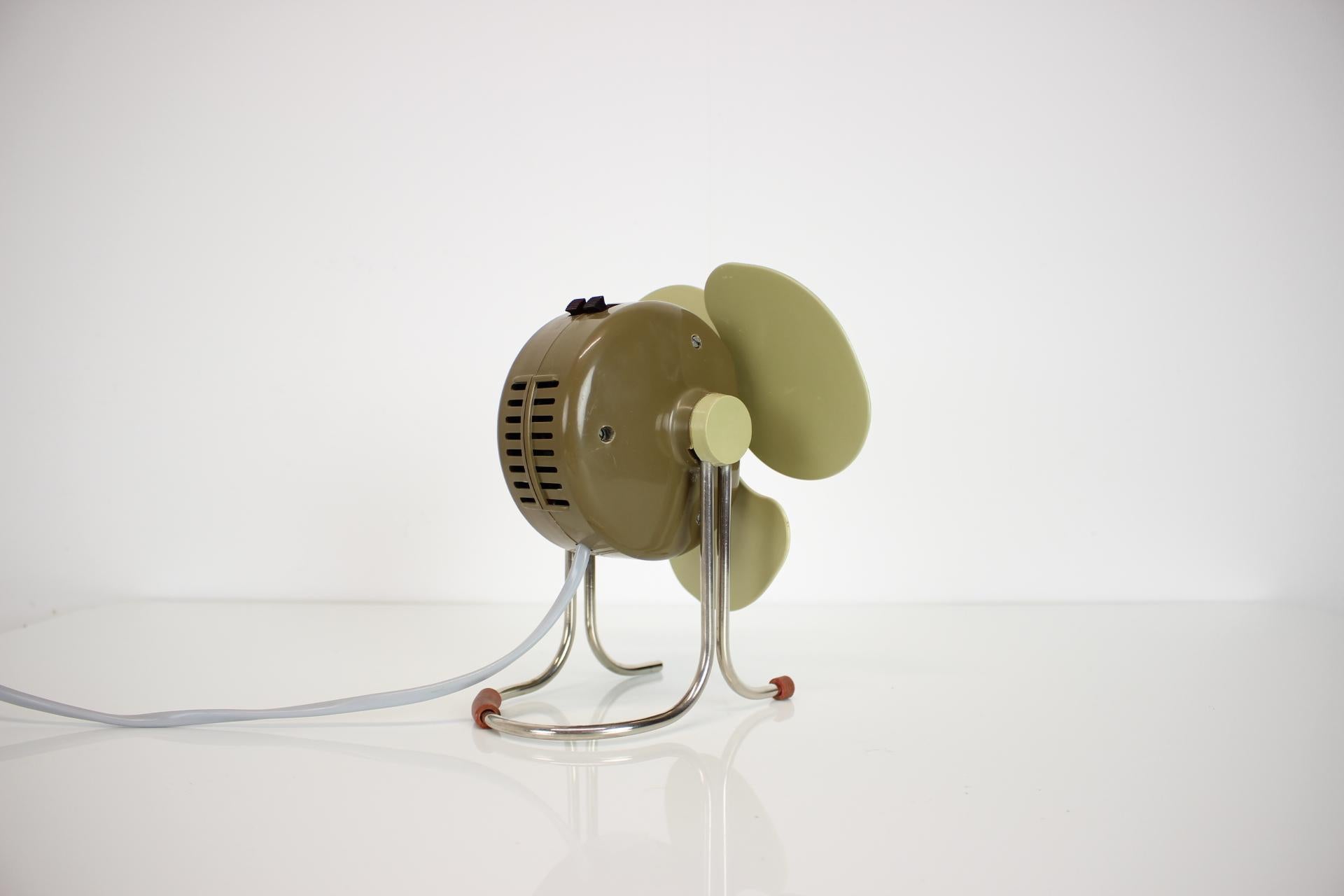Pequeño ventilador de mesa vintage, años 50, Checoslovaquia Industrial en venta