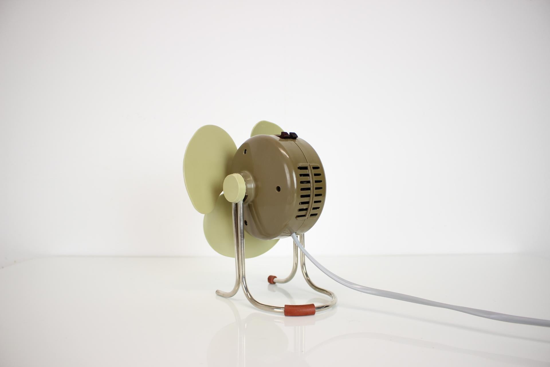 Pequeño ventilador de mesa vintage, años 50, Checoslovaquia en Bueno estado para la venta en Praha, CZ