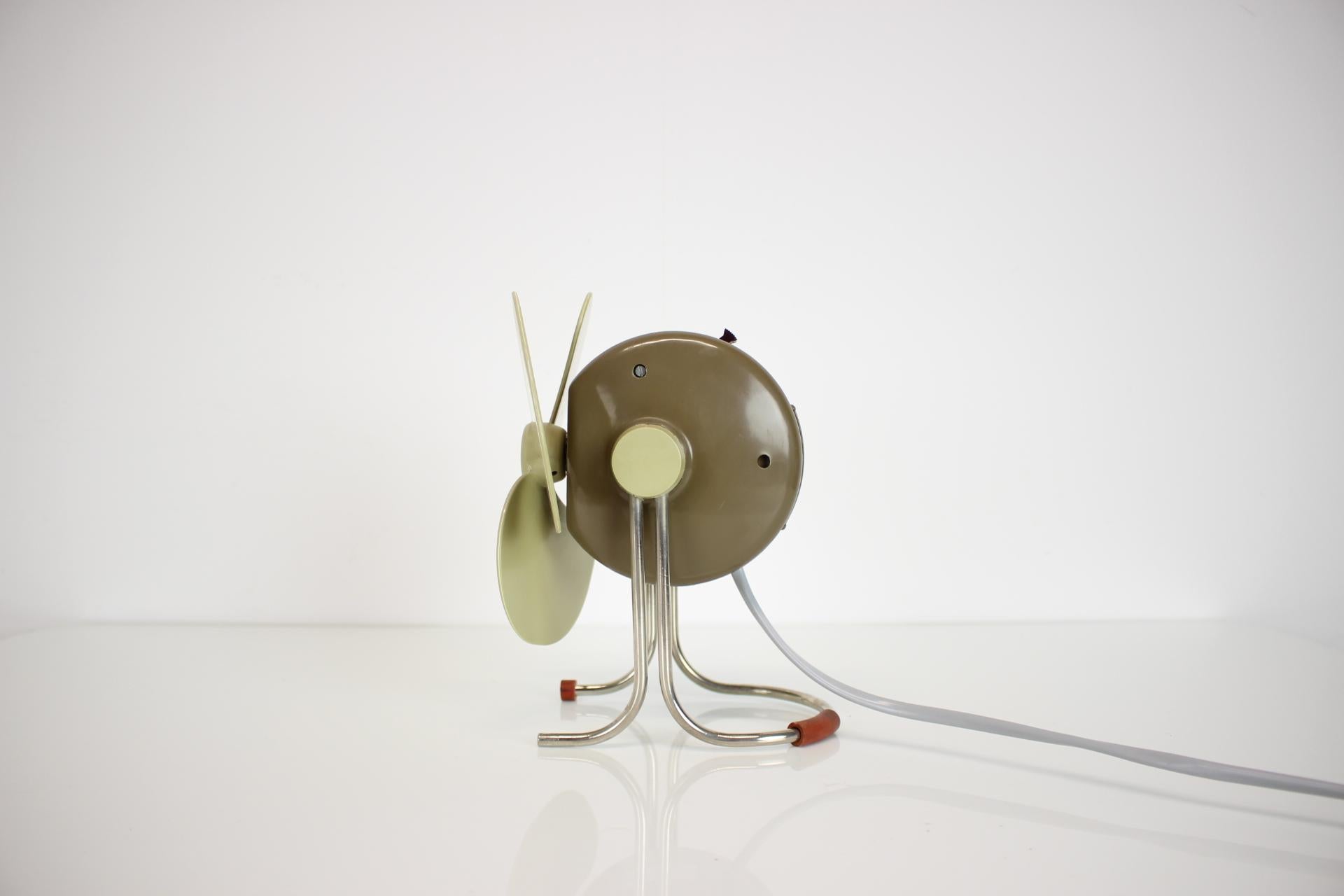 Pequeño ventilador de mesa vintage, años 50, Checoslovaquia mediados del siglo XX en venta