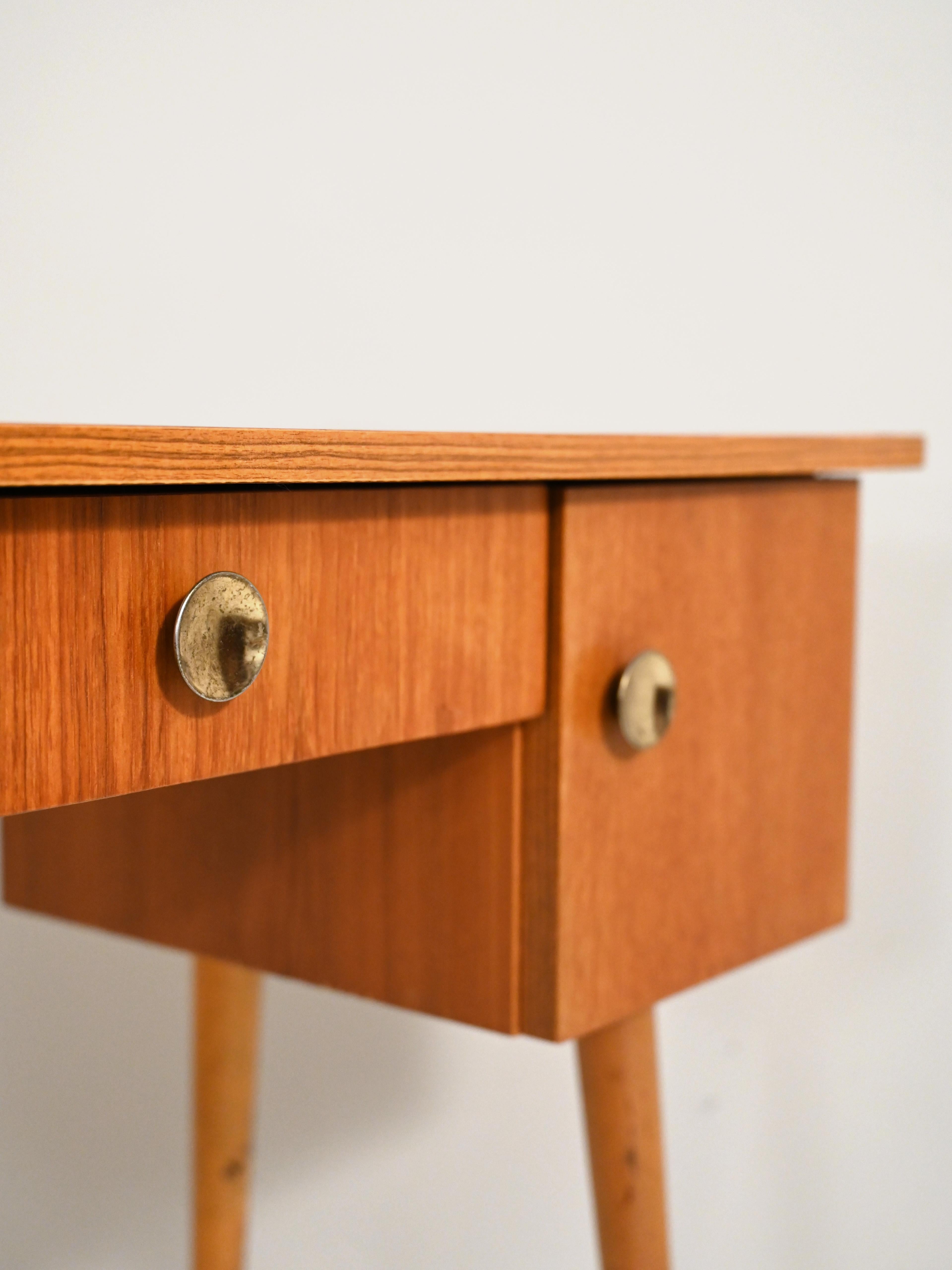 Kleiner Vintage-Schreibtisch aus Teakholz 1
