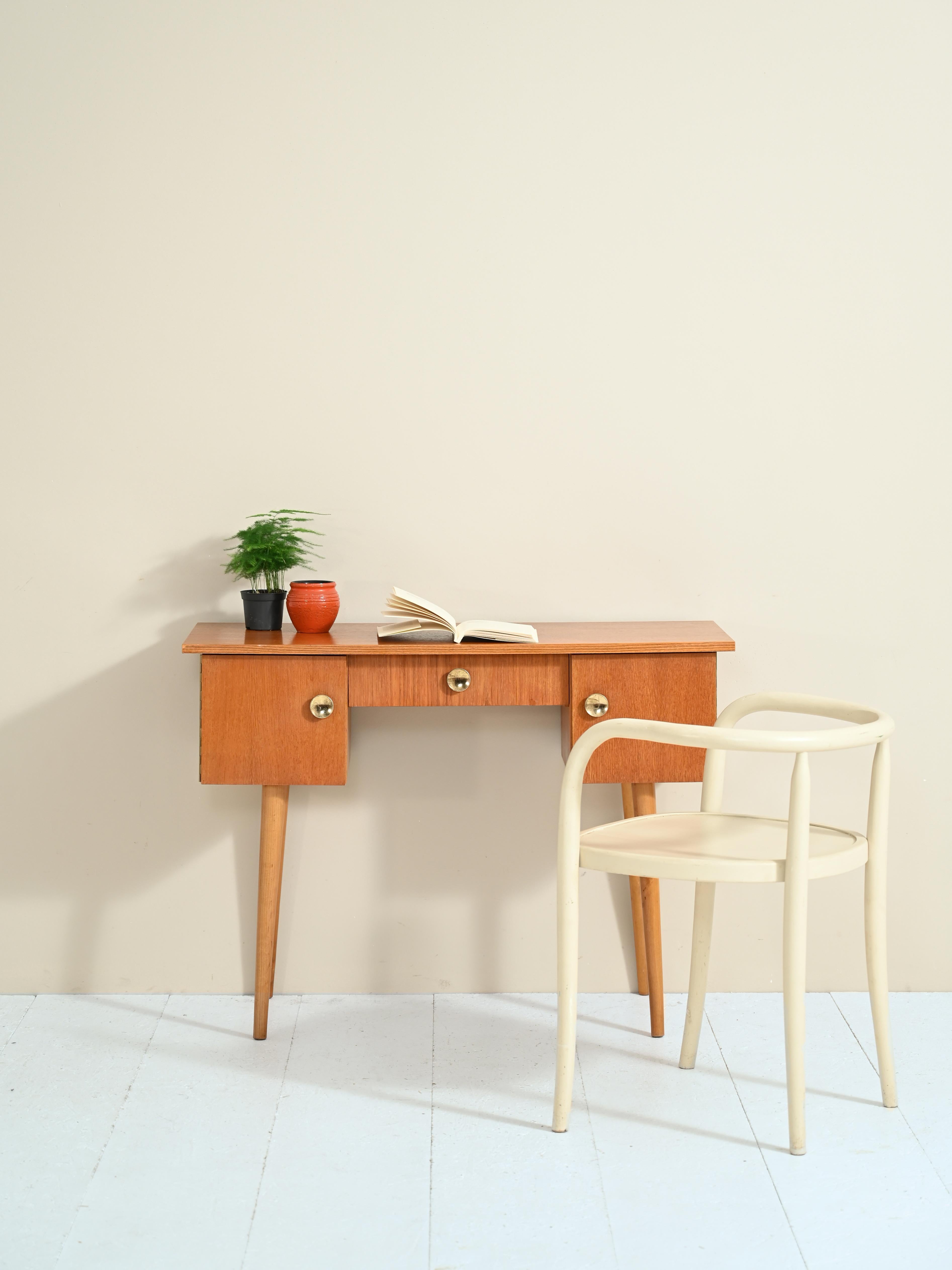 Kleiner skandinavischer Schreibtisch / Eingangskonsole mit Schubladen aus Teakholz.

Ein praktisches Möbelstück für kleine Räume, ideal für einen Eingangsbereich oder ein Schlafzimmer. Das schlichte, geradlinige Design macht ihn zu einem modernen