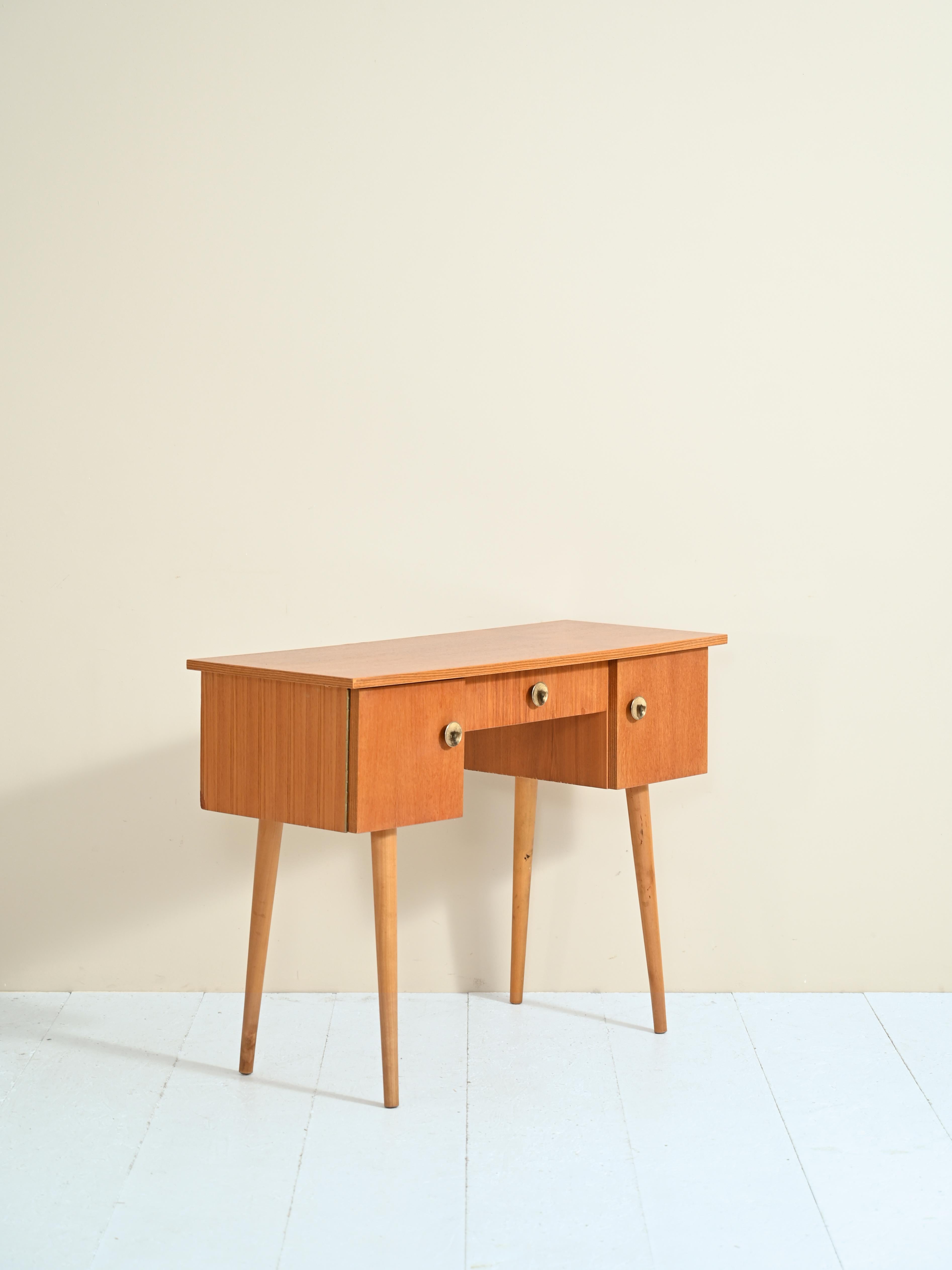 Kleiner Vintage-Schreibtisch aus Teakholz (Skandinavische Moderne)