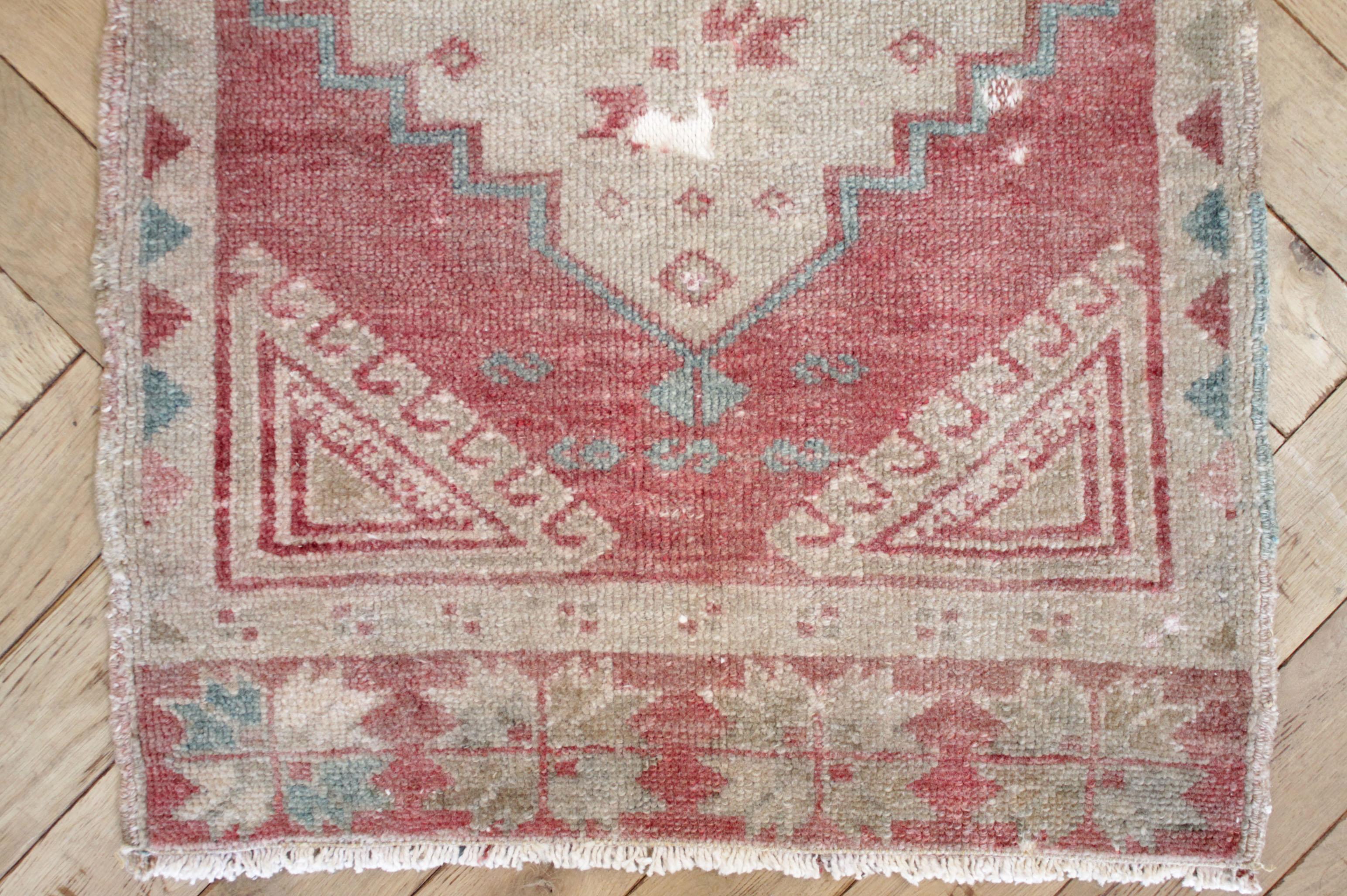 Small vintage Turkish accent rug
Measures: 22