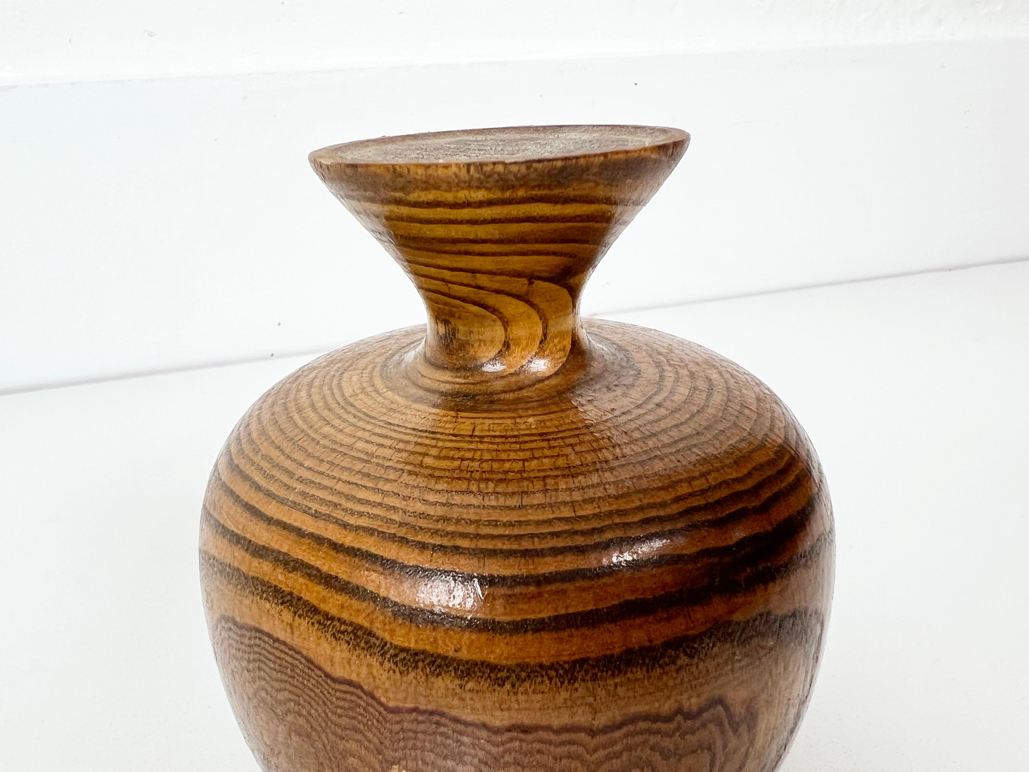 Small Vintage Turned Oak Wood Budvase In Excellent Condition For Sale In Fort Lauderdale, FL