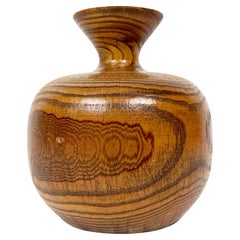 Kleine Budvase aus gedrechseltem Eichenholz