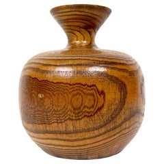 Petit budvase vintage en bois de chêne tourné