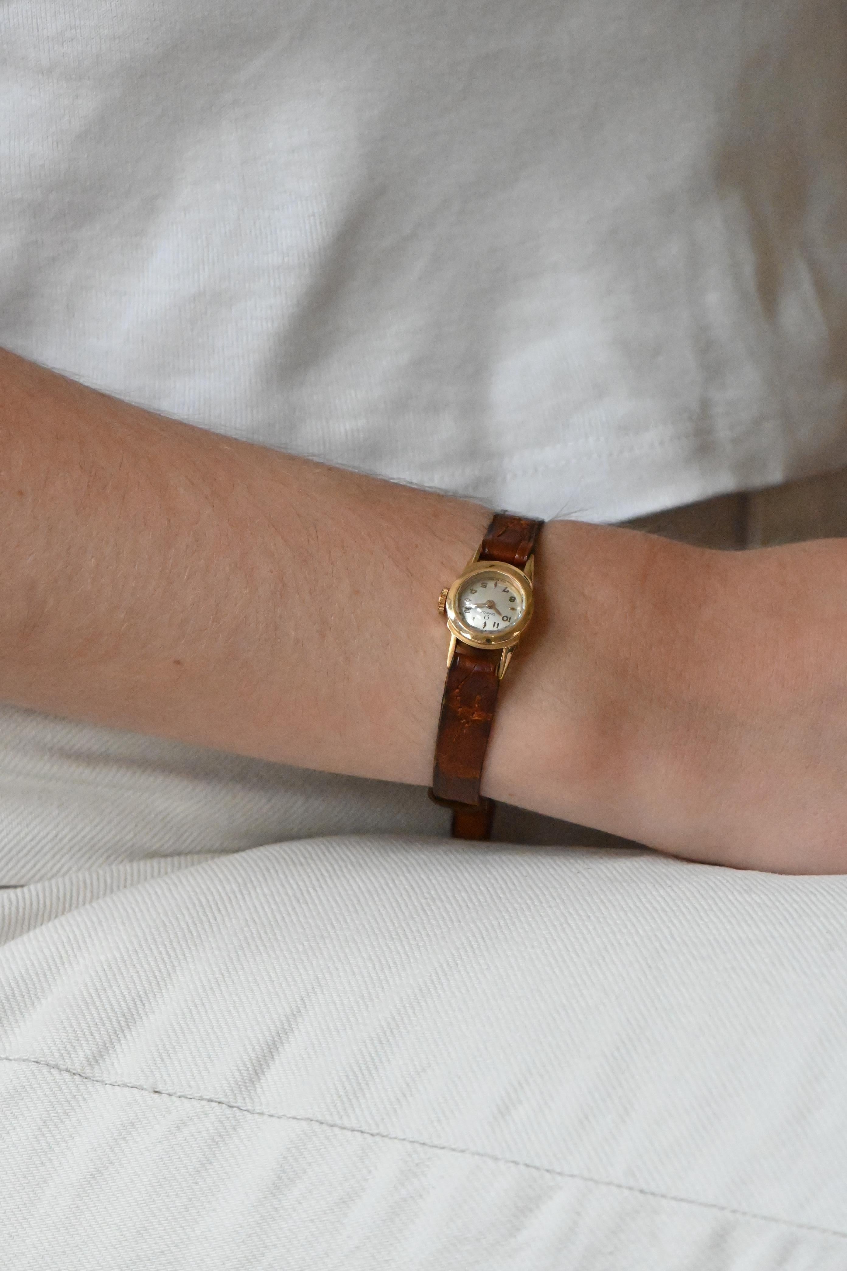 Questo orologio Omega vintage in oro 18 carati è un segnatempo squisito che unisce lusso ed eleganza senza tempo. Dotato di un cinturino in pelle di alligatore, offre un comfort eccezionale e un look sofisticato.

Il quadrante di 1,6 cm di diametro