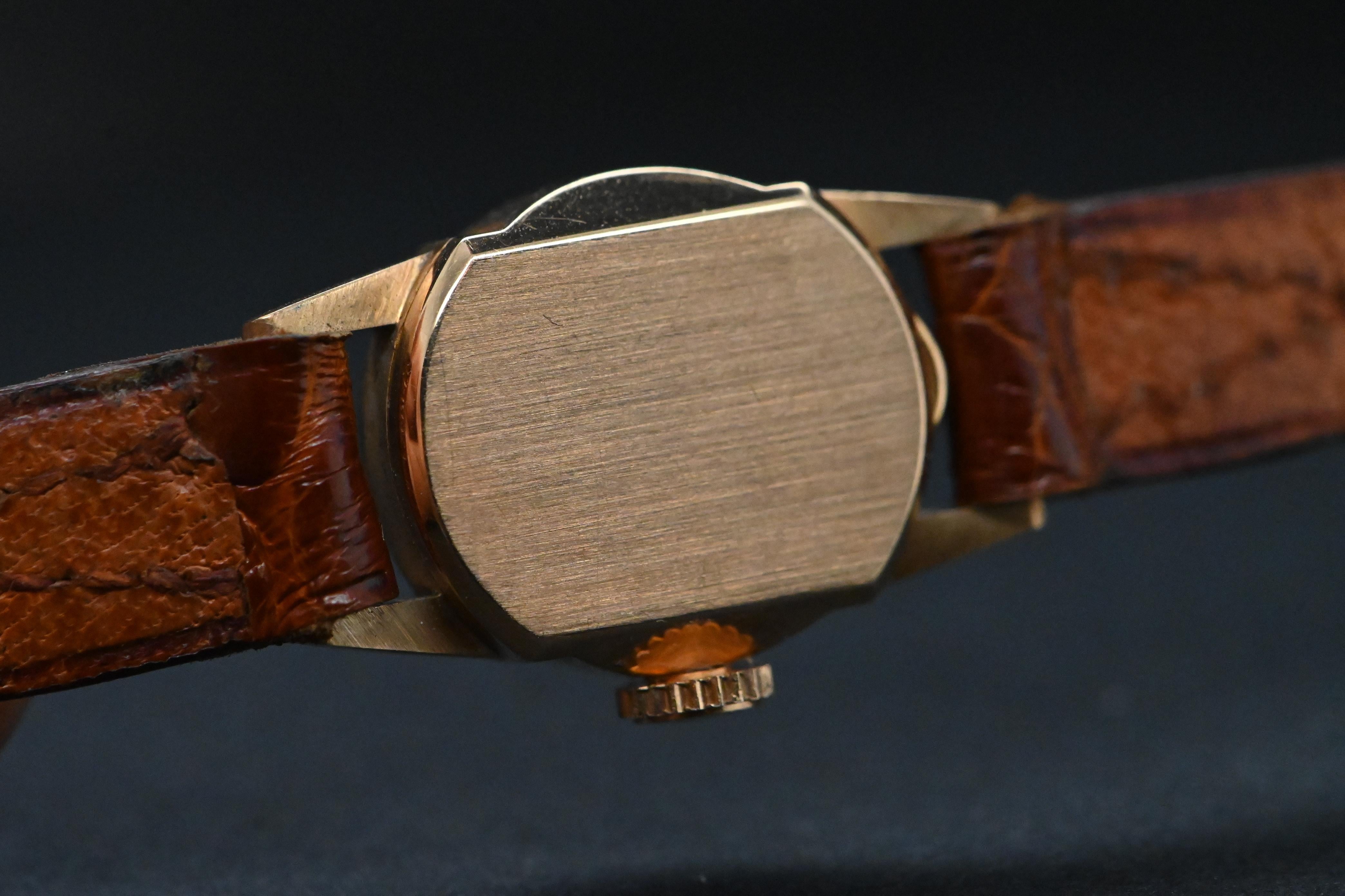 Piccolo orologio da donna vintage firmato Omega in oro 18 carati 1