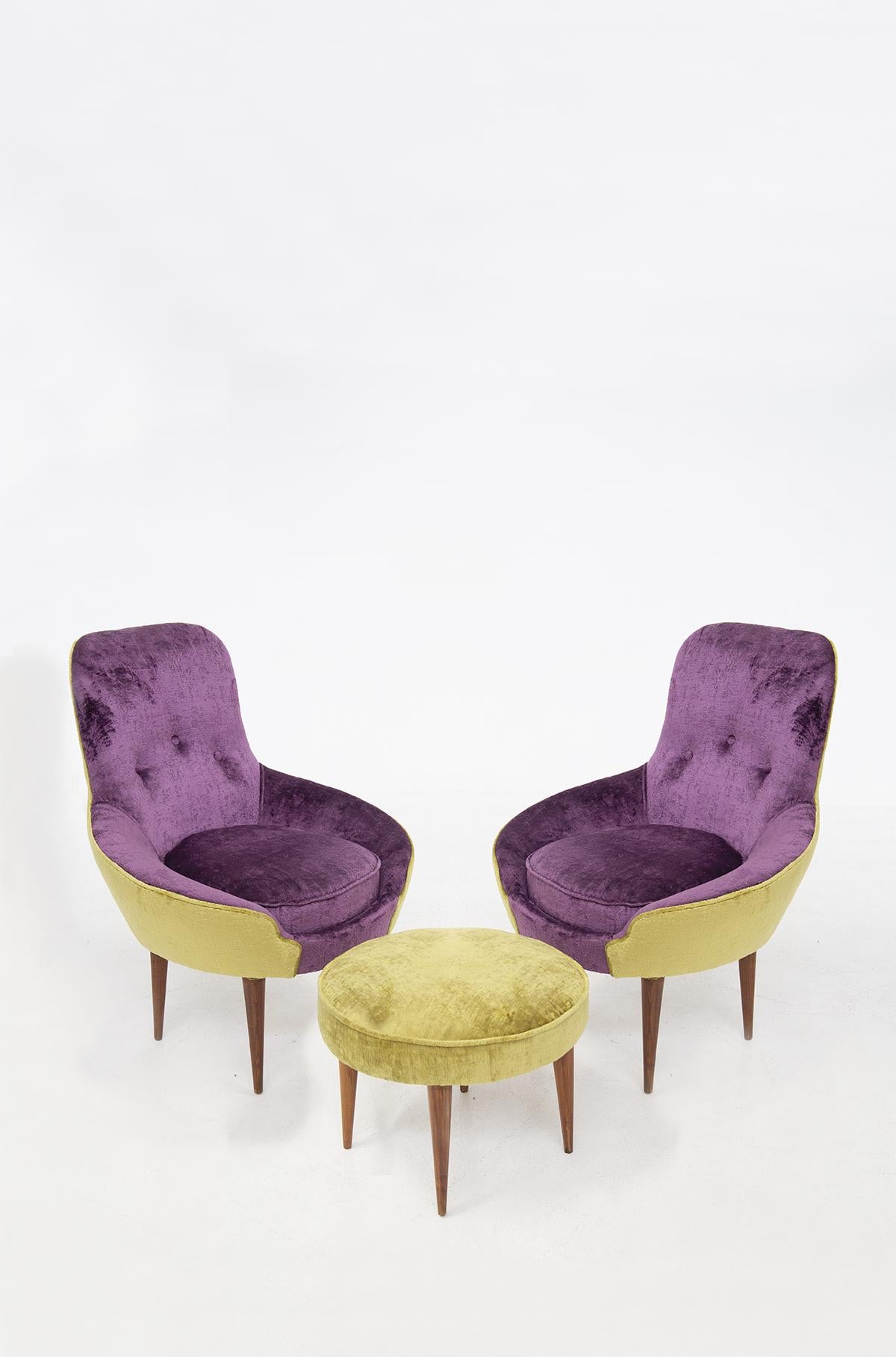Wonderful set of two small velvet armchairs of fine Italian manufacture from the 50's.
The set is made of fabric reupholstered in purple and acid green velvet, very beautiful and eccentric.Its structure is made entirely of fine and solid wood.