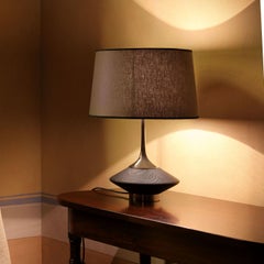 Petite lampe de bureau en bois Vuvu de Leo Alvarez