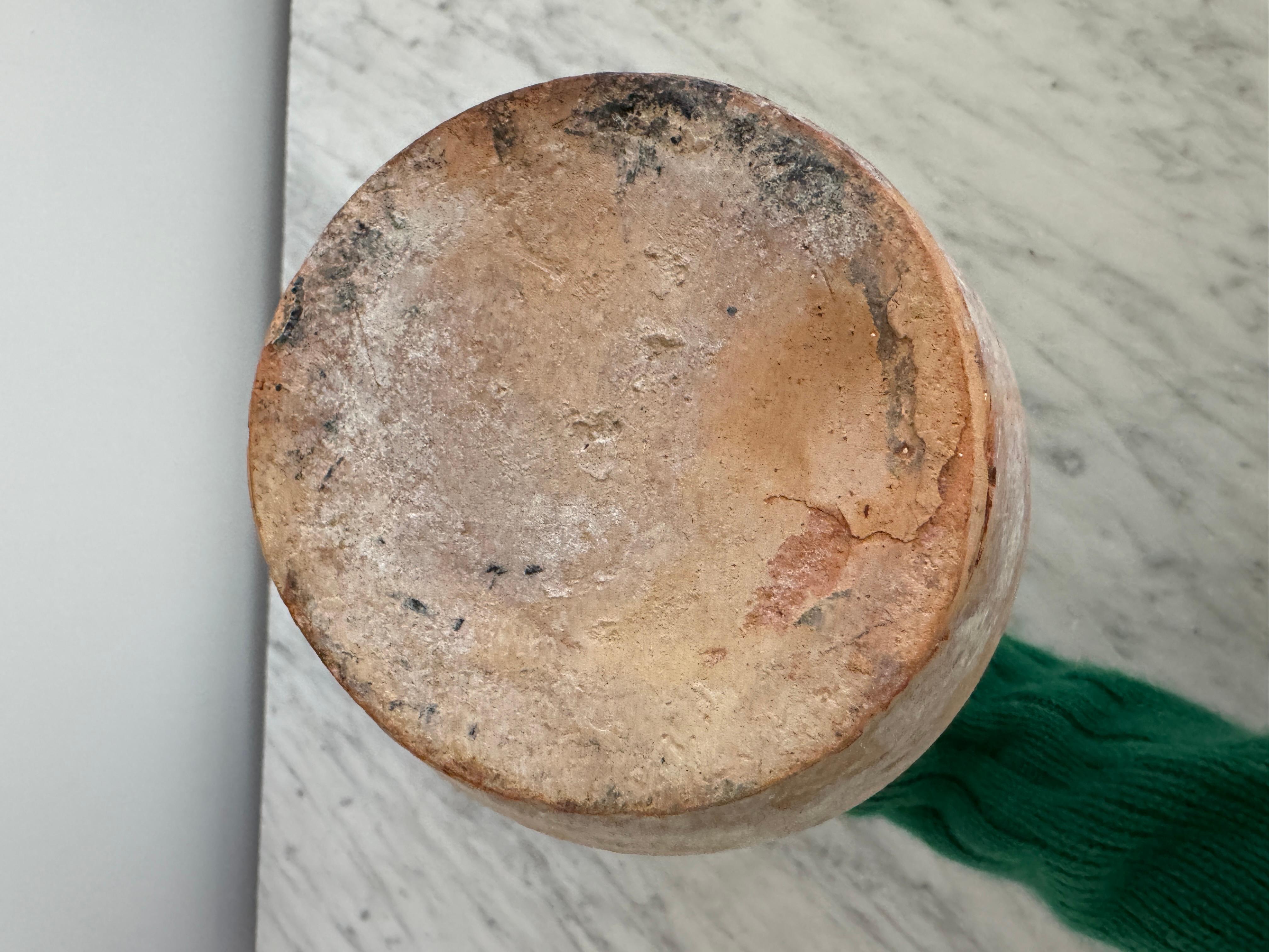 Pots calabrais à trois anses - Céramique tournée à la main (Calabre, fin des années 1800) Jaune

Ces exquises marmites calabraises à trois anses, fabriquées à la main en Calabre à la fin des années 1800, sont un témoignage remarquable de l'histoire