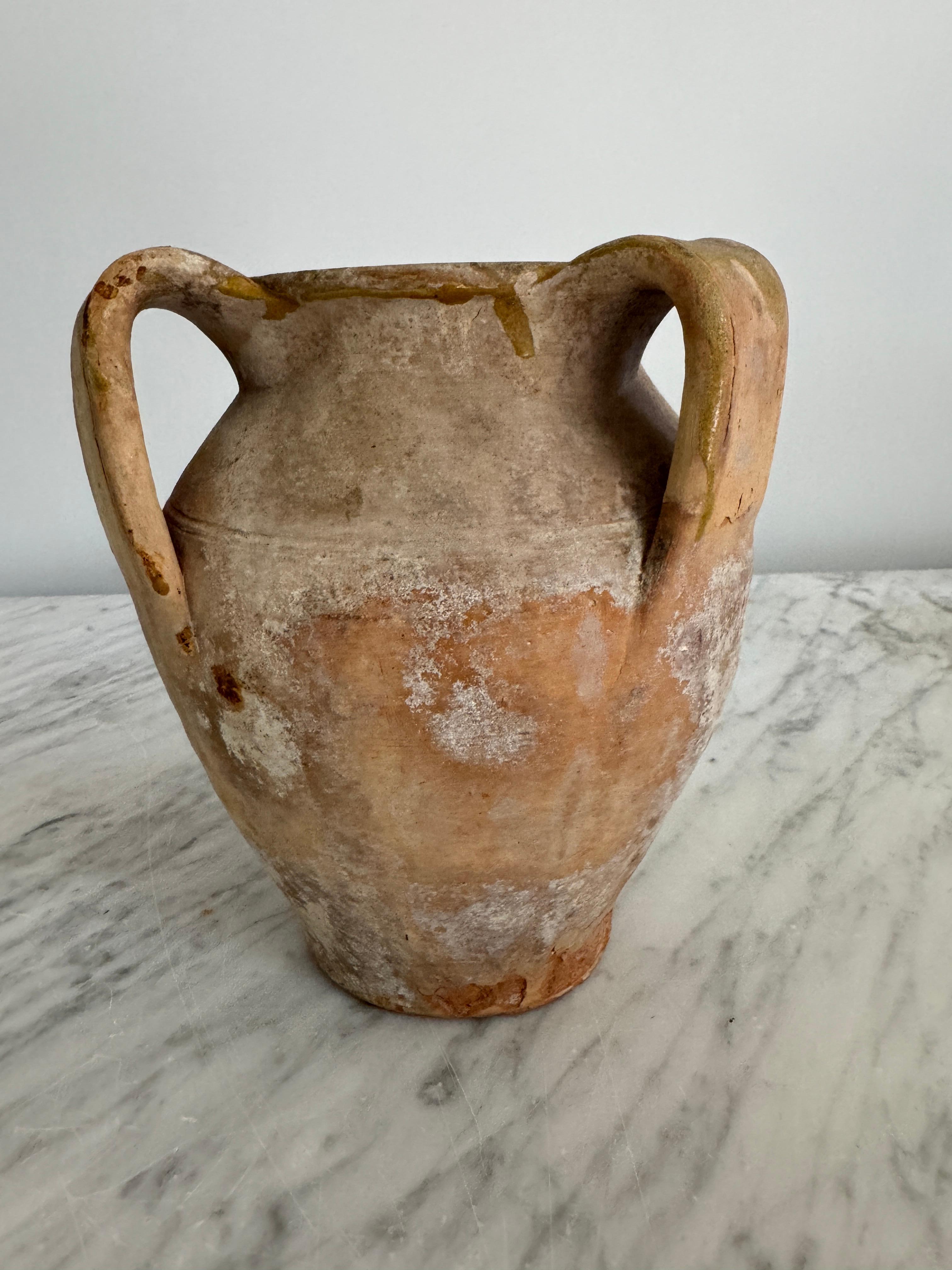 italien Petits pots calabrese à 3 anses avec goutte à goutte couleur olive en vente