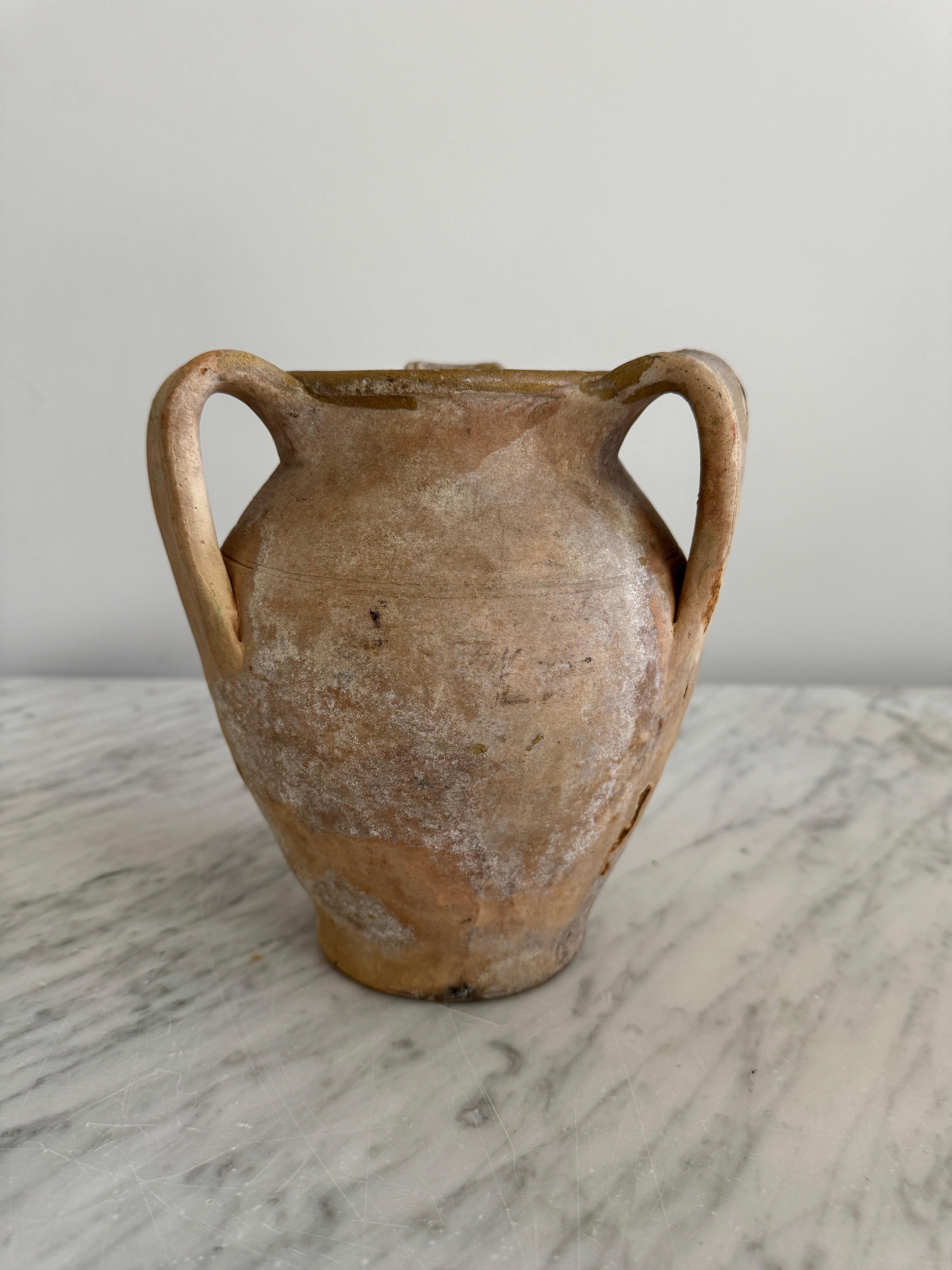 Petits pots calabrese à 3 anses avec goutte à goutte couleur olive Bon état - En vente à Ventura, CA