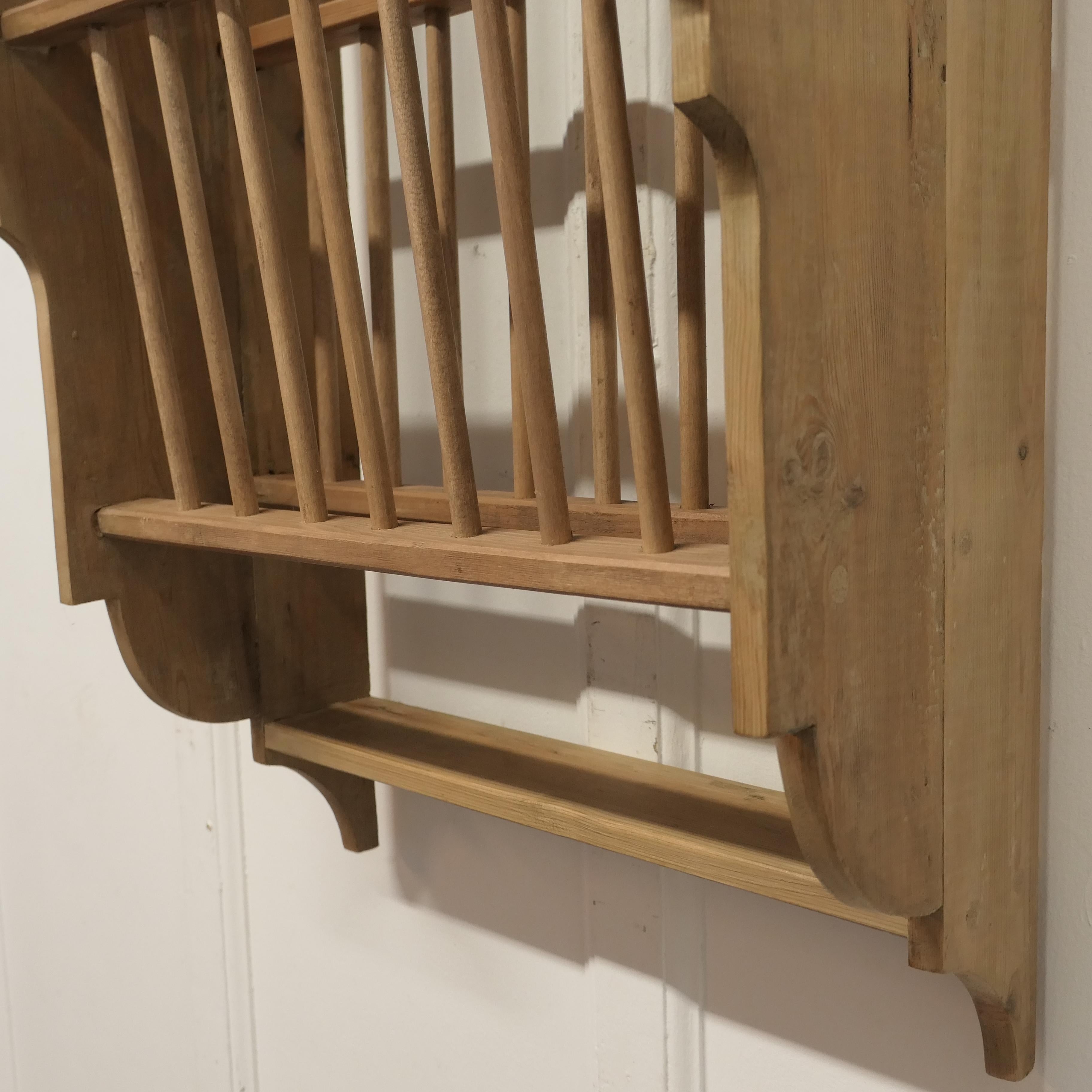 Small Wall Hanging Pine Plate Rack     In Good Condition In Chillerton, Isle of Wight
