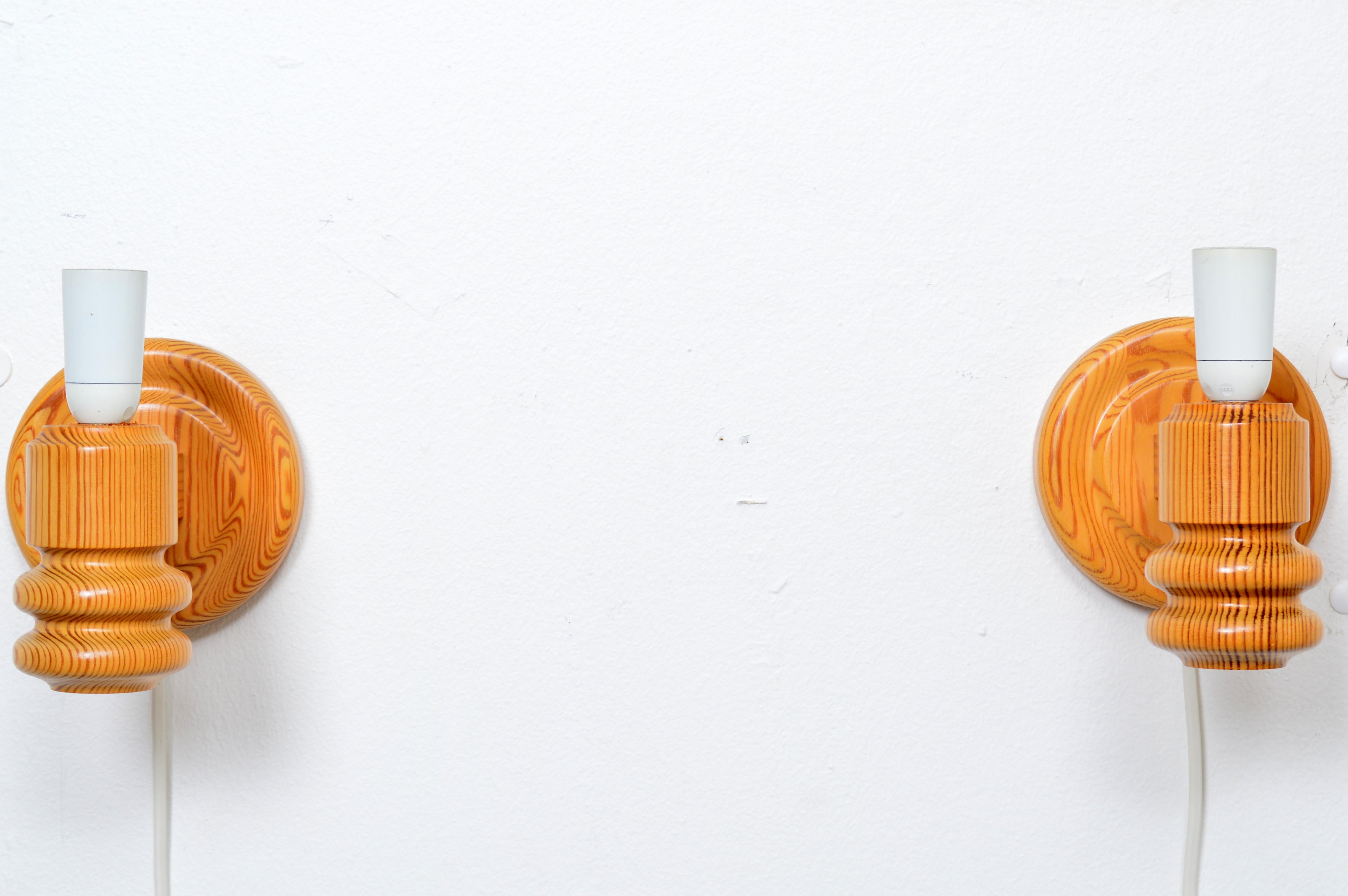 Scandinave moderne Petites lampes murales en pin avec Solbackens Svarveri, Suède, 1970 en vente