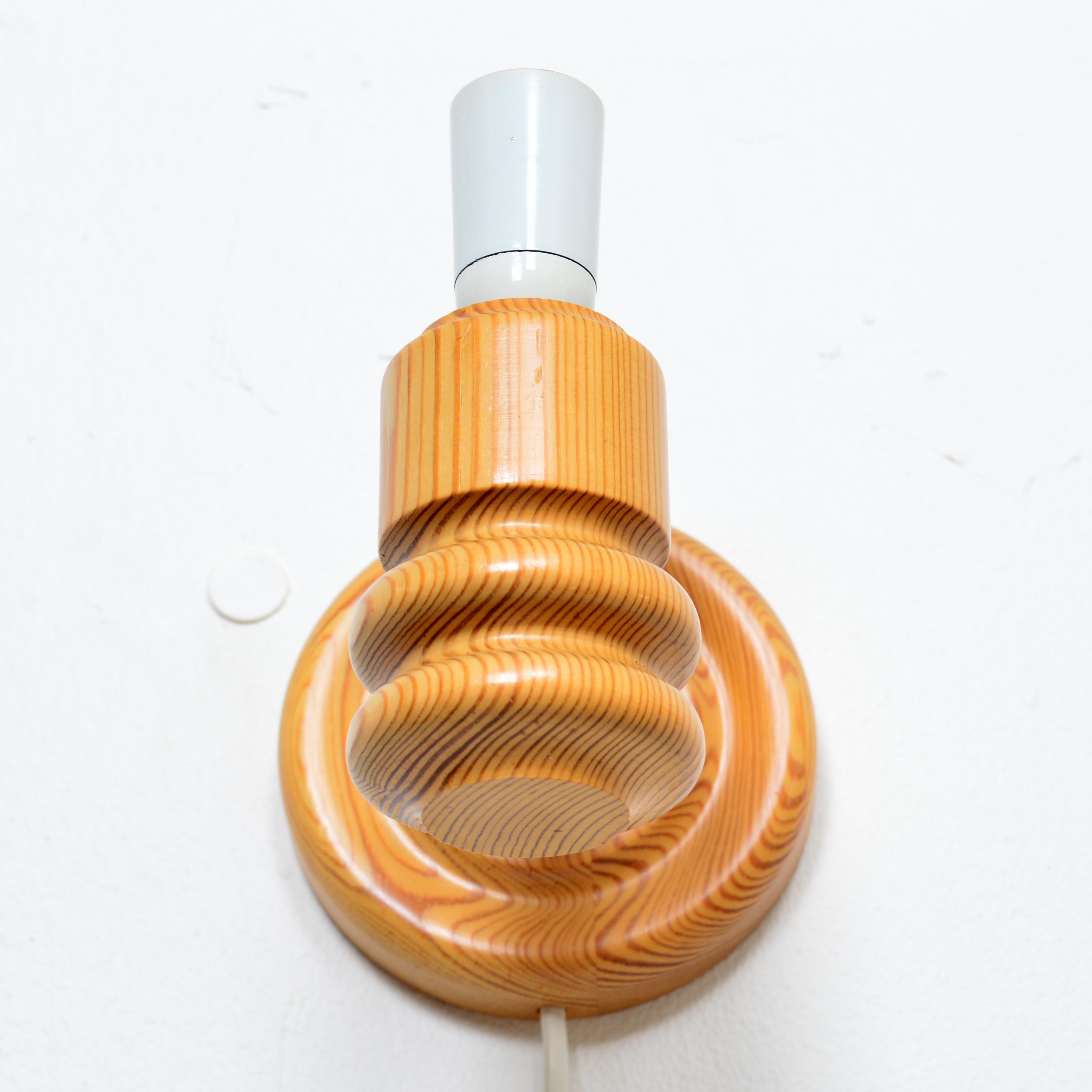 Pin Petites lampes murales en pin avec Solbackens Svarveri, Suède, 1970 en vente