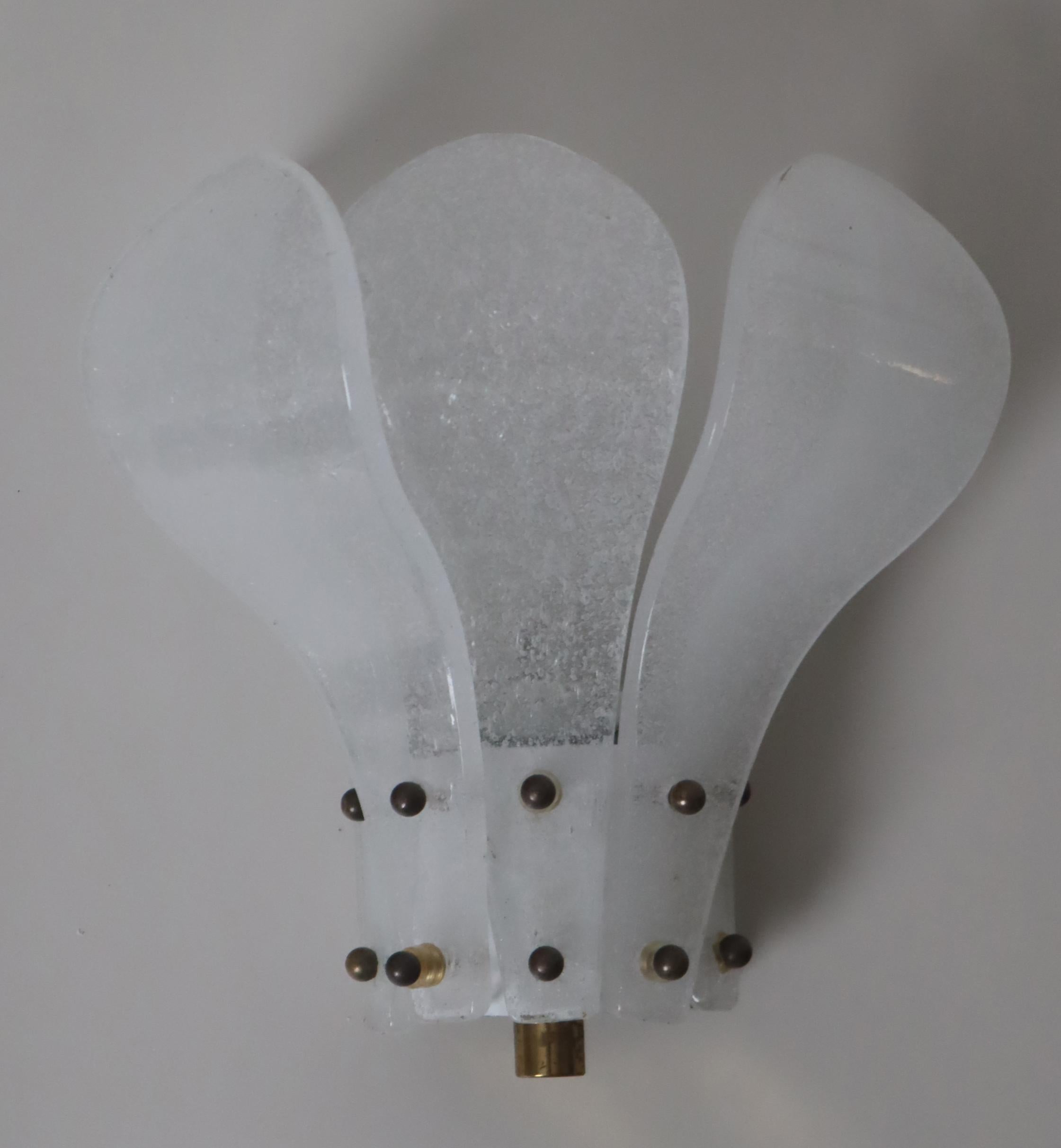 Small wall light hand blown ice glass from Kalmar, Germany 1960s In Good Condition For Sale In Hannover, DE