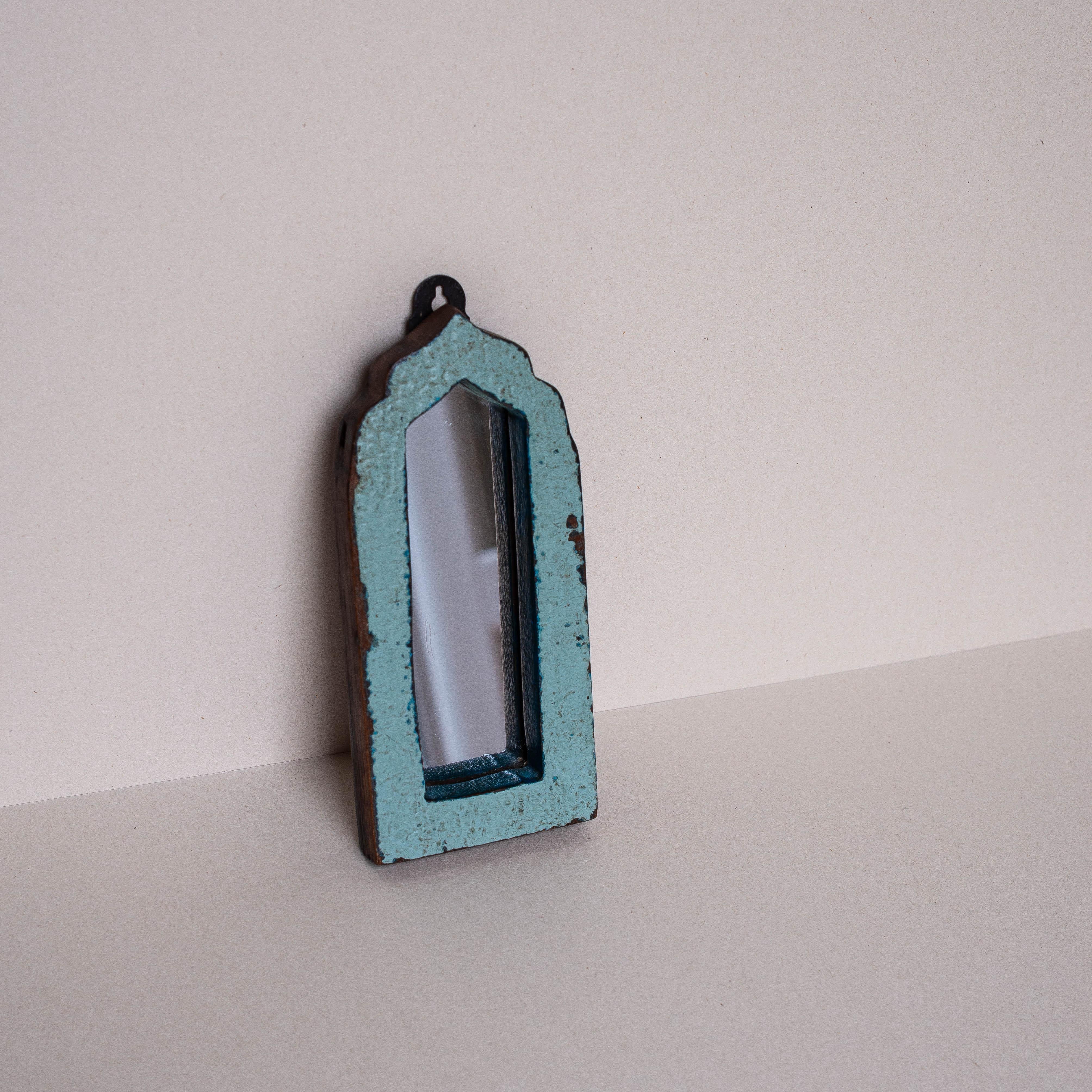 Bohème Petit miroir mural en Wood Wood récupéré - Peinture de couleur bleue - Inde 1970 en vente