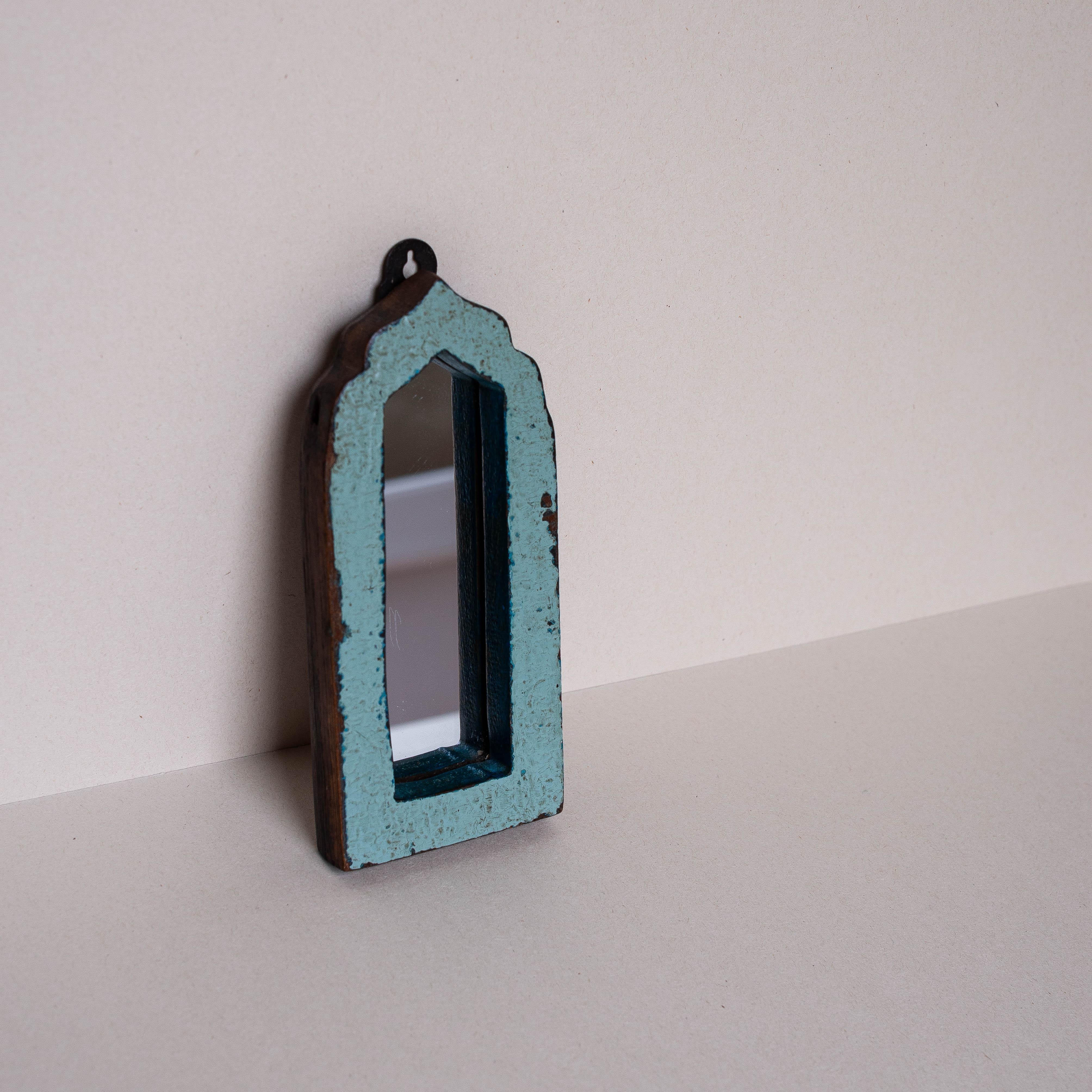 Sculpté à la main Petit miroir mural en Wood Wood récupéré - Peinture de couleur bleue - Inde 1970 en vente