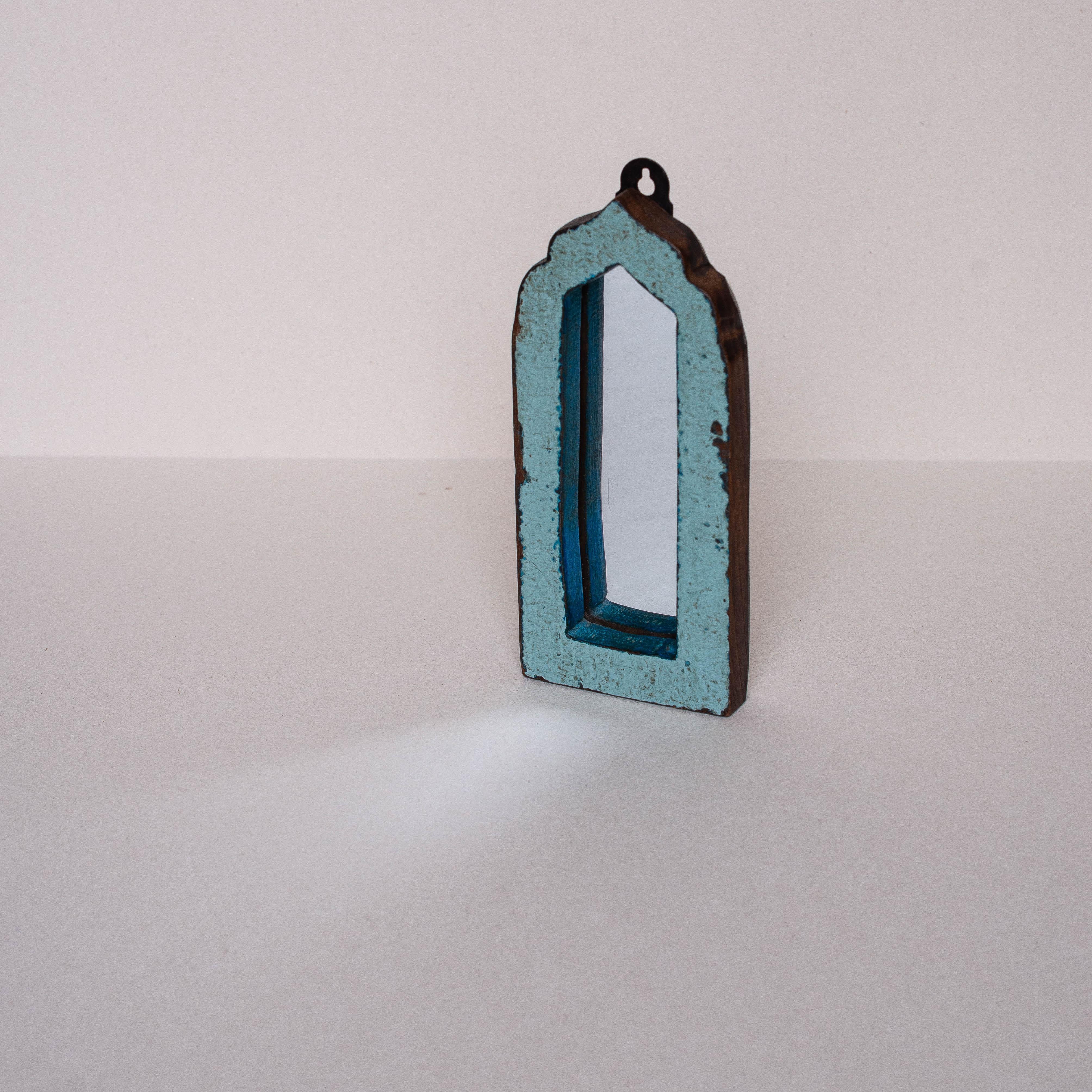 20ième siècle Petit miroir mural en Wood Wood récupéré - Peinture de couleur bleue - Inde 1970 en vente