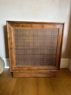 Jean Royere Pequeño armario de nogal y caña