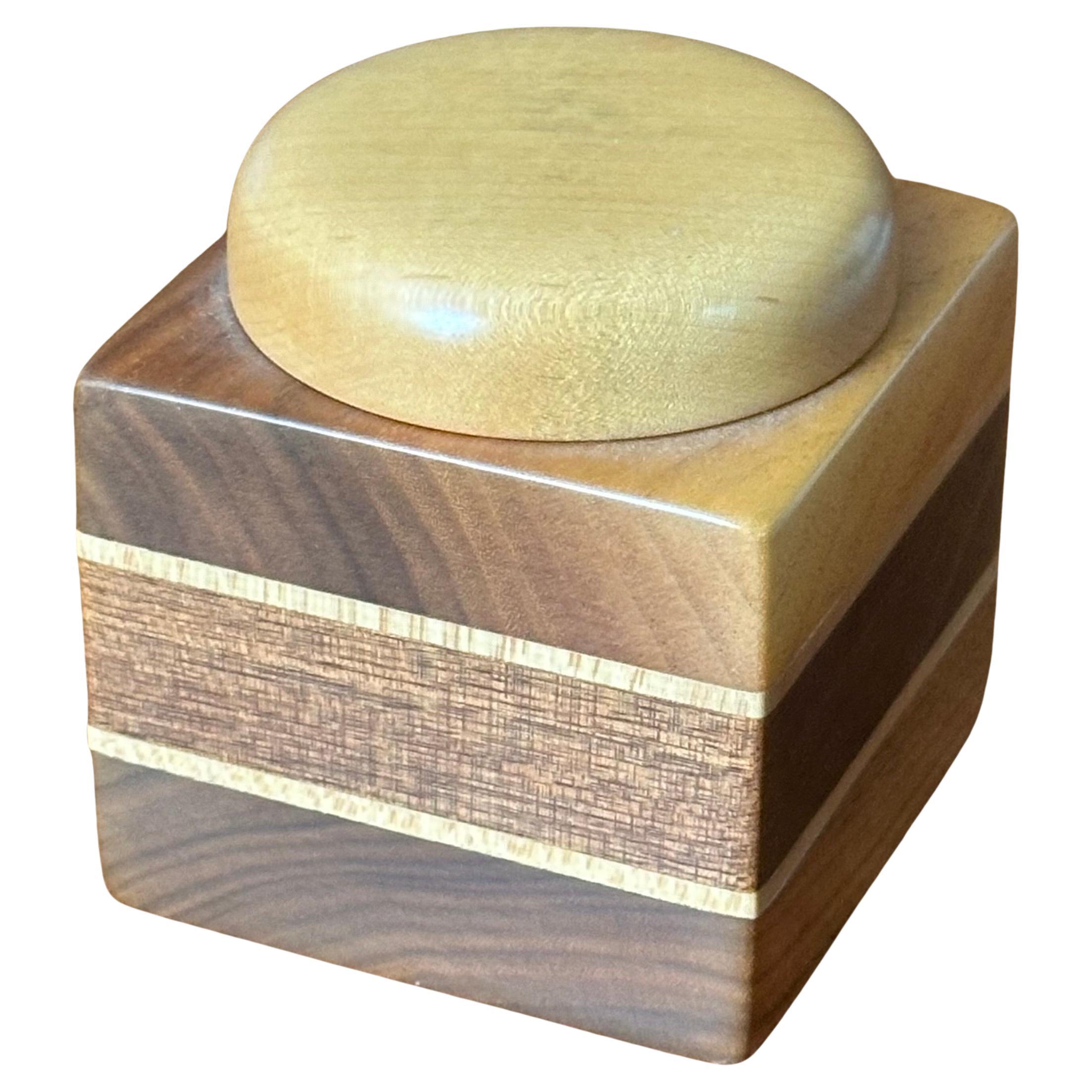 Caja de baratijas pequeña con tapa de nogal y arce