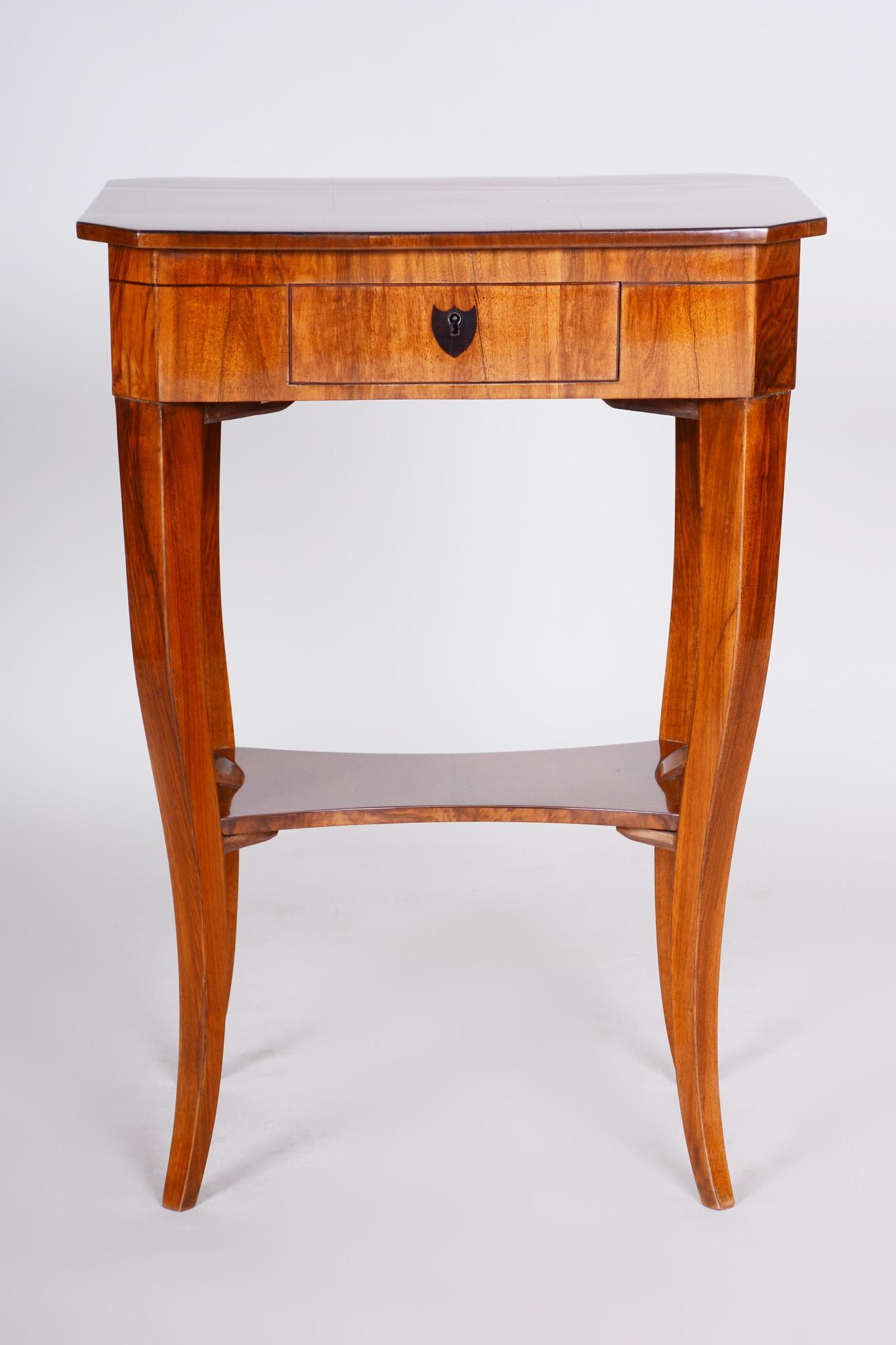 Shipping to any US port only for $290 USD

Austrian Biedermeier small table
Period: 1810-1819
Material: Walnut
Shellac polished.

We guarantee safe a the cheapest air transport from Europe to the whole world within 7 days.
The price is the same as