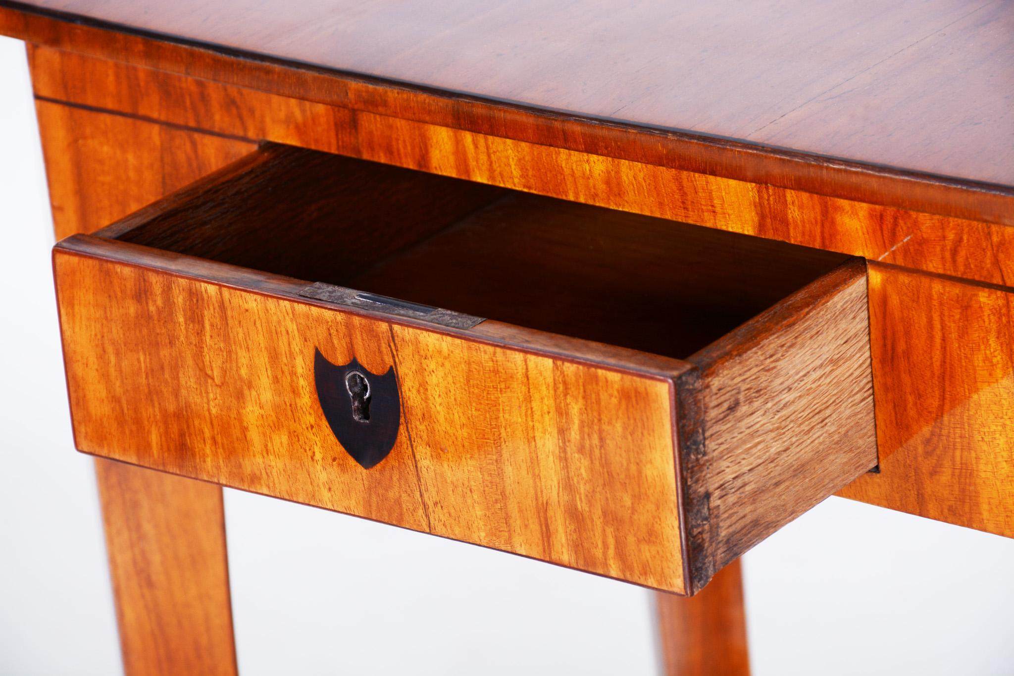 19th Century, Small Walnut Biedermeier Side Table, Austria 1810s, Shellac 1