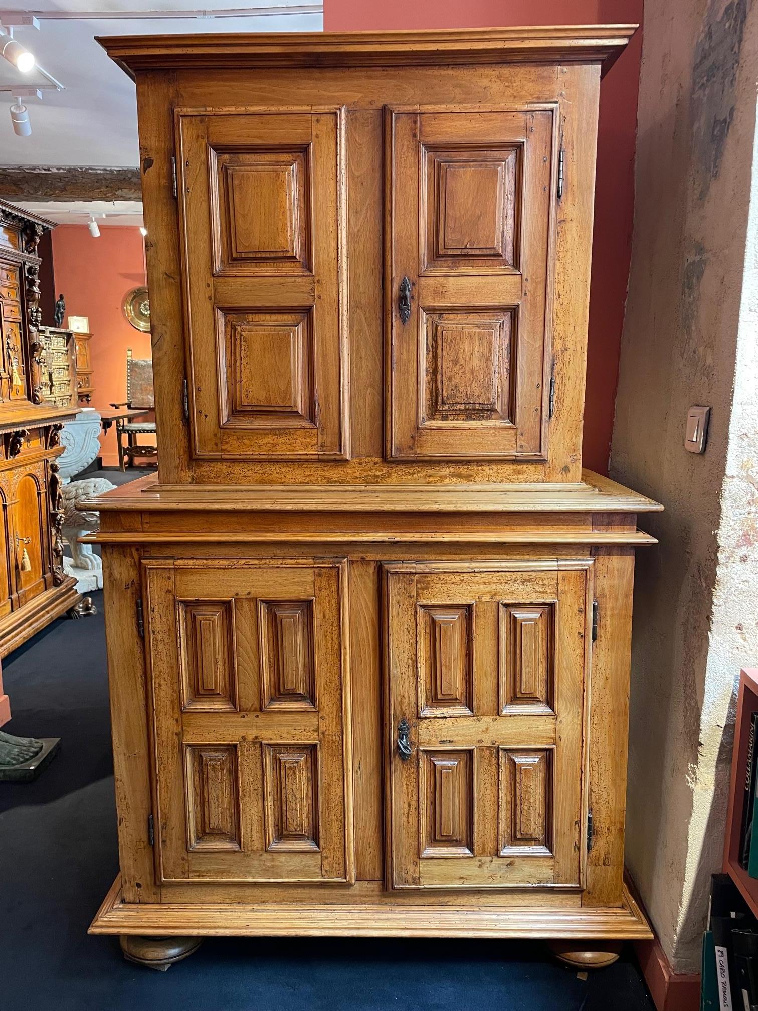 Small cabinet molded in walnut 

Origin : Ile-De-France

Period : last part of the 16th century


Measures: Height : 178 cm 
Width : 107 cm
Depth: 53 cm

Blond walnut wood 
Good state of conservation


This piece of furniture with two