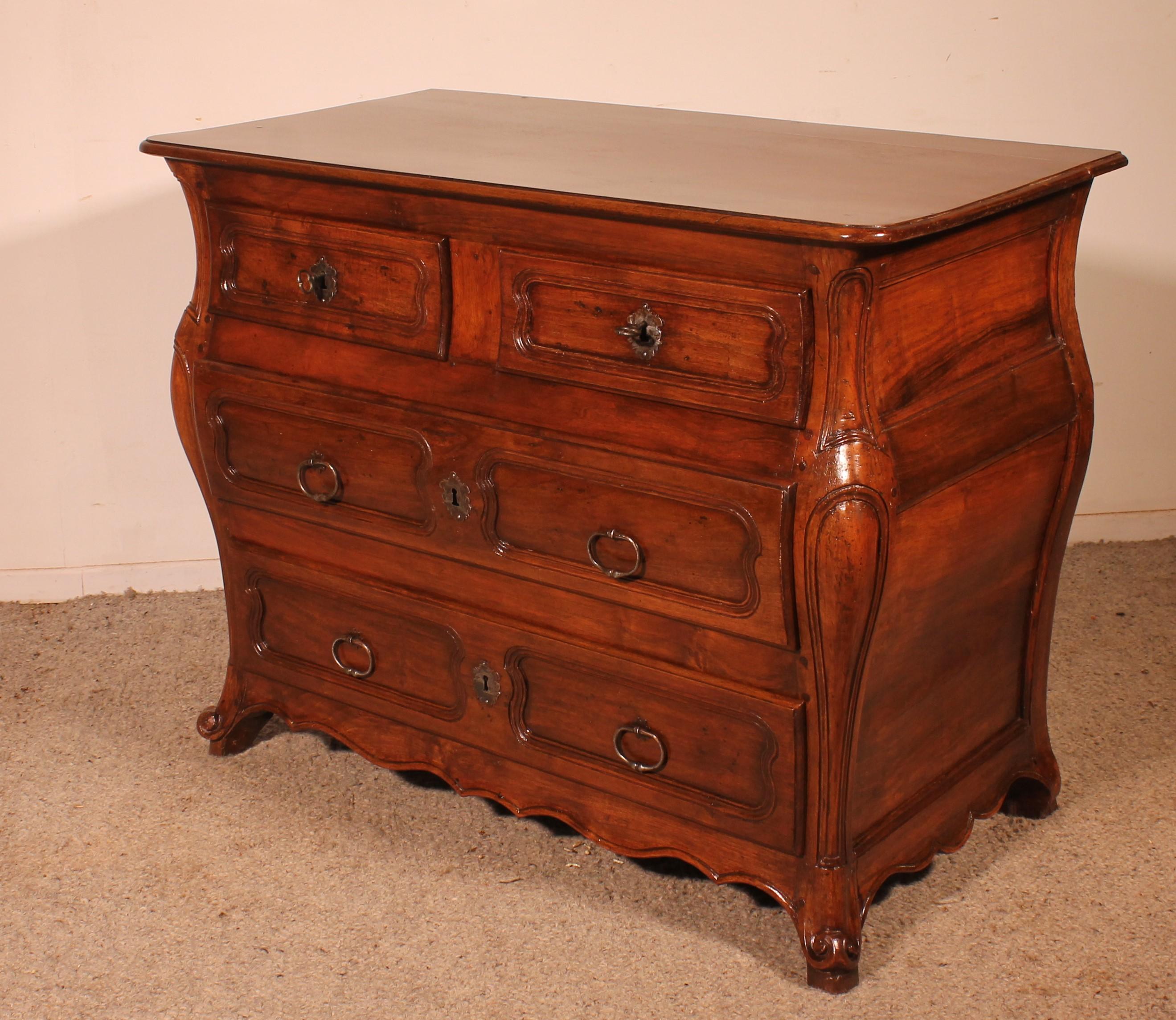 Piccola cassettiera in noce chiamata Tombeau Commode - XVIII secolo in vendita 3